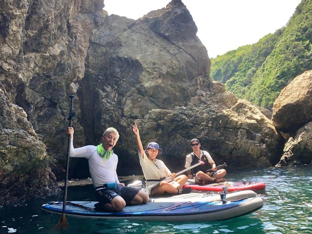田中律子さんのインスタグラム写真 - (田中律子Instagram)「マネージャーからのお知らせ📺  TOKAIケーブルネットワーク 『田中律子のあなたと旅するSUP』 和歌山編がo.a中です🏄‍♀️🏄‍♂️ 10月ゲストは、ロンブー亮さん。  和歌山県 矢櫃海岸(やびつ)で、SUPクルージング途中、SUPフィッシングも楽しみました🎣 ということで、釣り大好き亮さんが2度目のゲスト出演 でした😂  お天気にま恵まれて、 和歌山城やマリーナシティにも訪れています🏯⛵️  今月いっぱい、下記チャンネルでご覧いただけます！！  【111ch】 月曜　10:00、22:00 金曜　18:30 土曜　7:30、13:30 日曜　7:30 【121ch】 土曜　9:00 日曜　20:00  【放送局】 TOKAIケーブルネットワーク トコちゃんねる静岡 エルシーブイ 倉敷ケーブルテレビ 厚木伊勢原ケーブルネットワーク  いちはらコミュニティネットワークテレビ 東京ベイネットワーク テレビ津山 仙台CATV イッツ・コミュニケーションズ 沖縄ケーブルテレビ スターキャット 御前崎ケーブルテレビ ひまわりネットワーク ケーブル4K チャンネル700  ▪︎田中律子宛 お仕事ご依頼▪︎ info@r-mnet.com宛にメールをお願いします。  #田中律子 #ロンブー亮 さん #田村亮 さん #旅サップ #田中律子のあなたと旅するSUP #tokaiケーブルネットワーク  #4k#ドローン撮影 #和歌山県#wakayama#japan #sup#supfishing」10月12日 12時20分 - ri2kotanaka