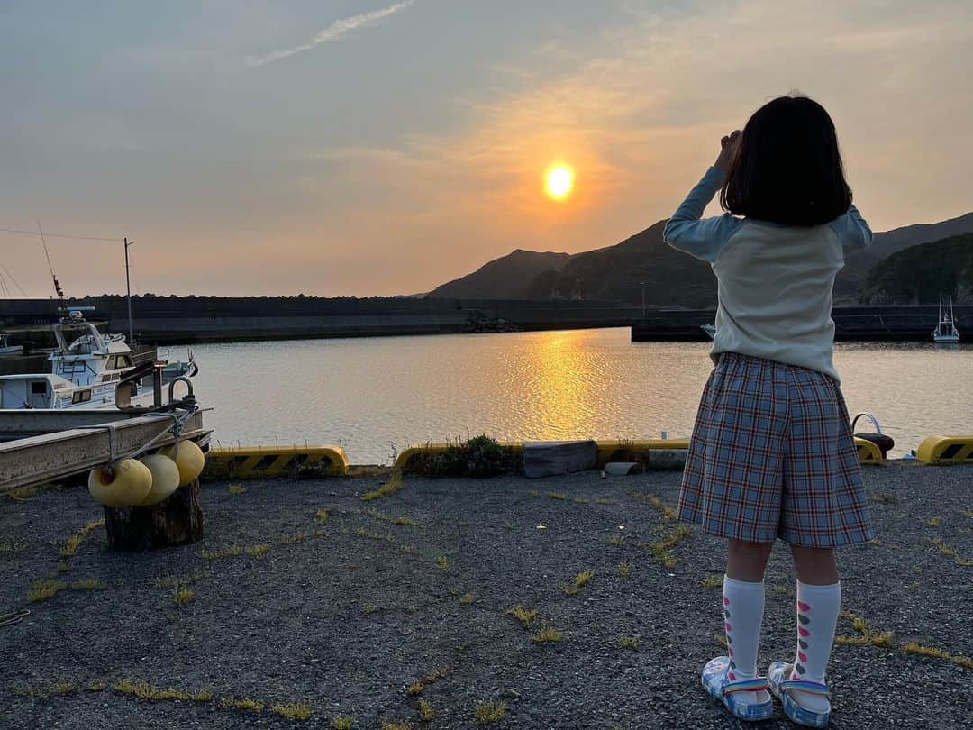 浅田芭路さんのインスタグラム写真 - (浅田芭路Instagram)「． 第８回の放送を観てくださったみなさん、ありがとうございました😊 五島列島の夕陽がきれいで、8話のシーンの撮影のあと、しばらく山にしずむ夕陽をながめていました☺️ 美しい空や海のなかで撮影できて、心に残るシーンになって、みなさんの心にとどくのがとてもうれしいです。  #舞いあがれ ！ #五島列島 #夕陽 #キラキラしていました #子舞 #浅田芭路」10月12日 16時35分 - asada_halo__official