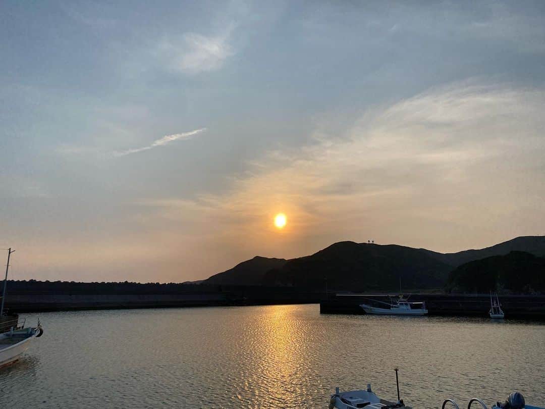 浅田芭路さんのインスタグラム写真 - (浅田芭路Instagram)「． 第８回の放送を観てくださったみなさん、ありがとうございました😊 五島列島の夕陽がきれいで、8話のシーンの撮影のあと、しばらく山にしずむ夕陽をながめていました☺️ 美しい空や海のなかで撮影できて、心に残るシーンになって、みなさんの心にとどくのがとてもうれしいです。  #舞いあがれ ！ #五島列島 #夕陽 #キラキラしていました #子舞 #浅田芭路」10月12日 16時35分 - asada_halo__official
