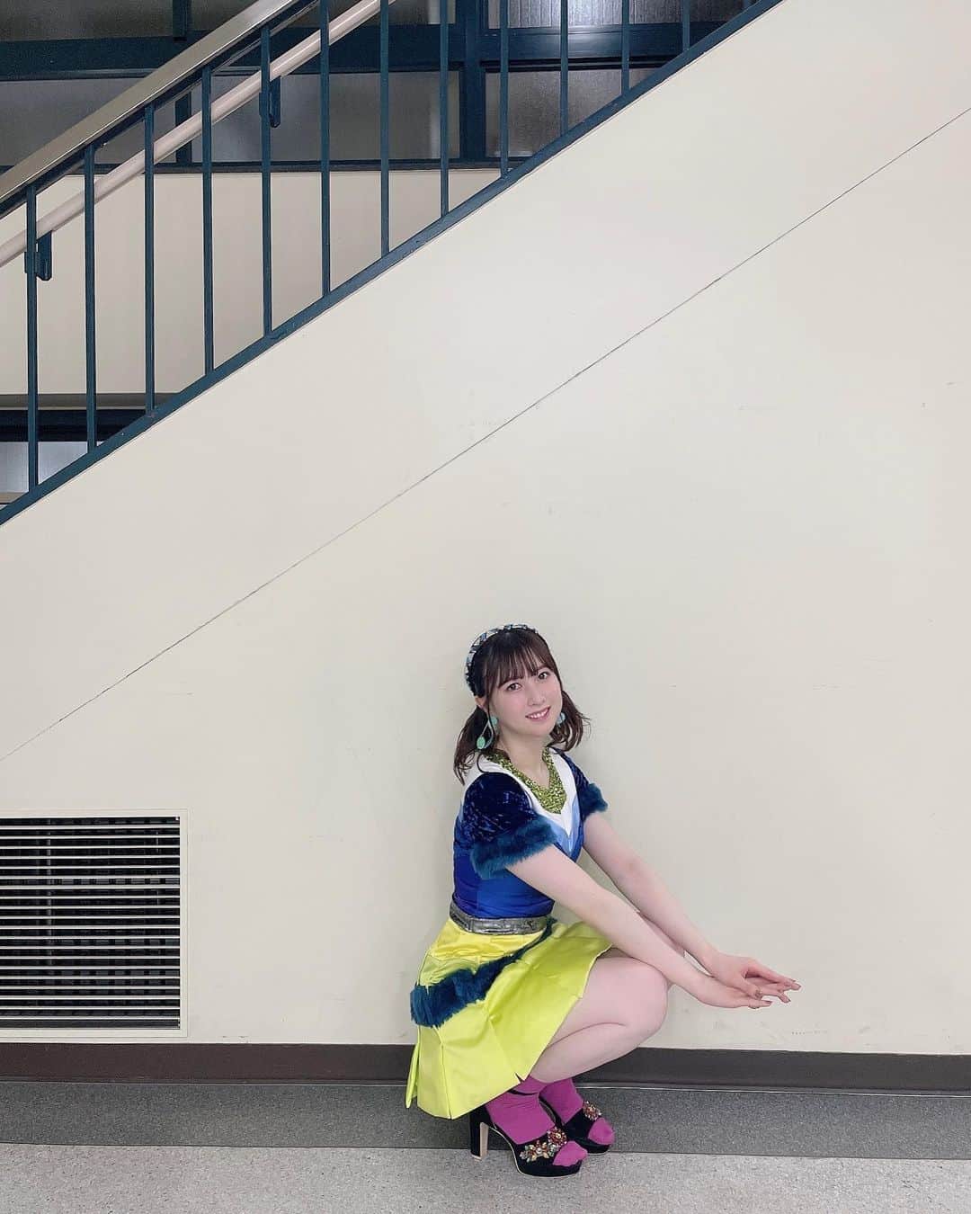 永野芹佳さんのインスタグラム写真 - (永野芹佳Instagram)「💙💛💜  衣装かわいすぎて いっぱい写真撮った🫶🏻  差し色でピンクむらさきみたいな 靴下なのがまたかわいい💜」10月12日 18時32分 - iroziro_serika