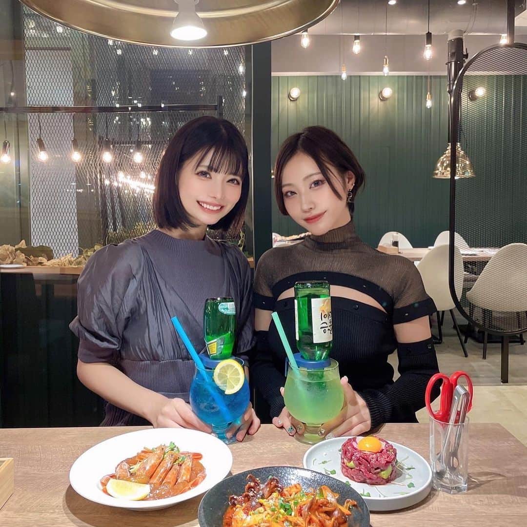 米倉みゆさんのインスタグラム写真 - (米倉みゆInstagram)「新大久保でよく行く韓国料理のお店が渋谷にもできたから、みおちと行ってきた～❤️🫶 @pungumu_shibuya . よくある大衆的な韓国料理屋さんと違って ホテルのラウンジみたいに内装も綺麗で 可愛くて落ち着く☺️！ ガヤガヤしてなくて好き( ˙꒳​˙ ).｡oO(ここ重要) . . この誰も誕生日じゃないけどどうみても誕生日ですよねみたいなチキン面白いから頼んだんだけど 生クリームかと思ったら、サワークリームで激うま🤣www . 1番おすすめかもしれない！🤣 . . . . . . .  #もぐもぐする米倉  #渋谷グルメ  #渋谷ランチ  #渋谷ディナー  #渋谷女子会  #プングム渋谷センター街店 #渋谷 #美味しいお店 #美味しいもの #グルメ女子 #グルメ #女子会 #韓国料理 #韓国 #モデル #レースクイーン #コスプレイヤー #美女 #美人 #お姉さん #ショートカット #ショートヘア #ショートボブ #黒髪 #黒髪ボブ #korea #koreanfood #shibuya #girls #smile」10月12日 19時21分 - yone__miyu630