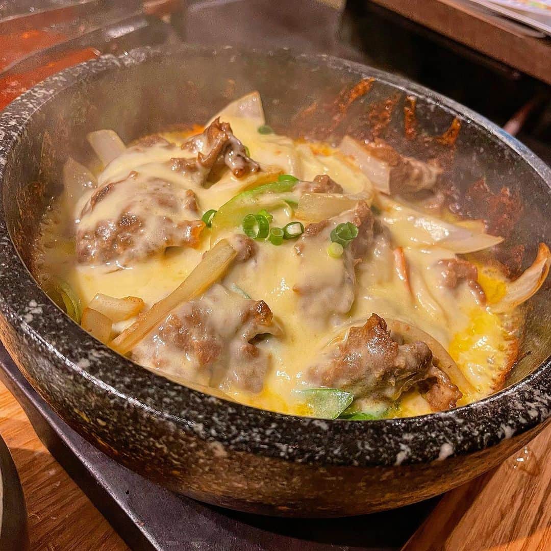 米倉みゆさんのインスタグラム写真 - (米倉みゆInstagram)「新大久保でよく行く韓国料理のお店が渋谷にもできたから、みおちと行ってきた～❤️🫶 @pungumu_shibuya . よくある大衆的な韓国料理屋さんと違って ホテルのラウンジみたいに内装も綺麗で 可愛くて落ち着く☺️！ ガヤガヤしてなくて好き( ˙꒳​˙ ).｡oO(ここ重要) . . この誰も誕生日じゃないけどどうみても誕生日ですよねみたいなチキン面白いから頼んだんだけど 生クリームかと思ったら、サワークリームで激うま🤣www . 1番おすすめかもしれない！🤣 . . . . . . .  #もぐもぐする米倉  #渋谷グルメ  #渋谷ランチ  #渋谷ディナー  #渋谷女子会  #プングム渋谷センター街店 #渋谷 #美味しいお店 #美味しいもの #グルメ女子 #グルメ #女子会 #韓国料理 #韓国 #モデル #レースクイーン #コスプレイヤー #美女 #美人 #お姉さん #ショートカット #ショートヘア #ショートボブ #黒髪 #黒髪ボブ #korea #koreanfood #shibuya #girls #smile」10月12日 19時21分 - yone__miyu630