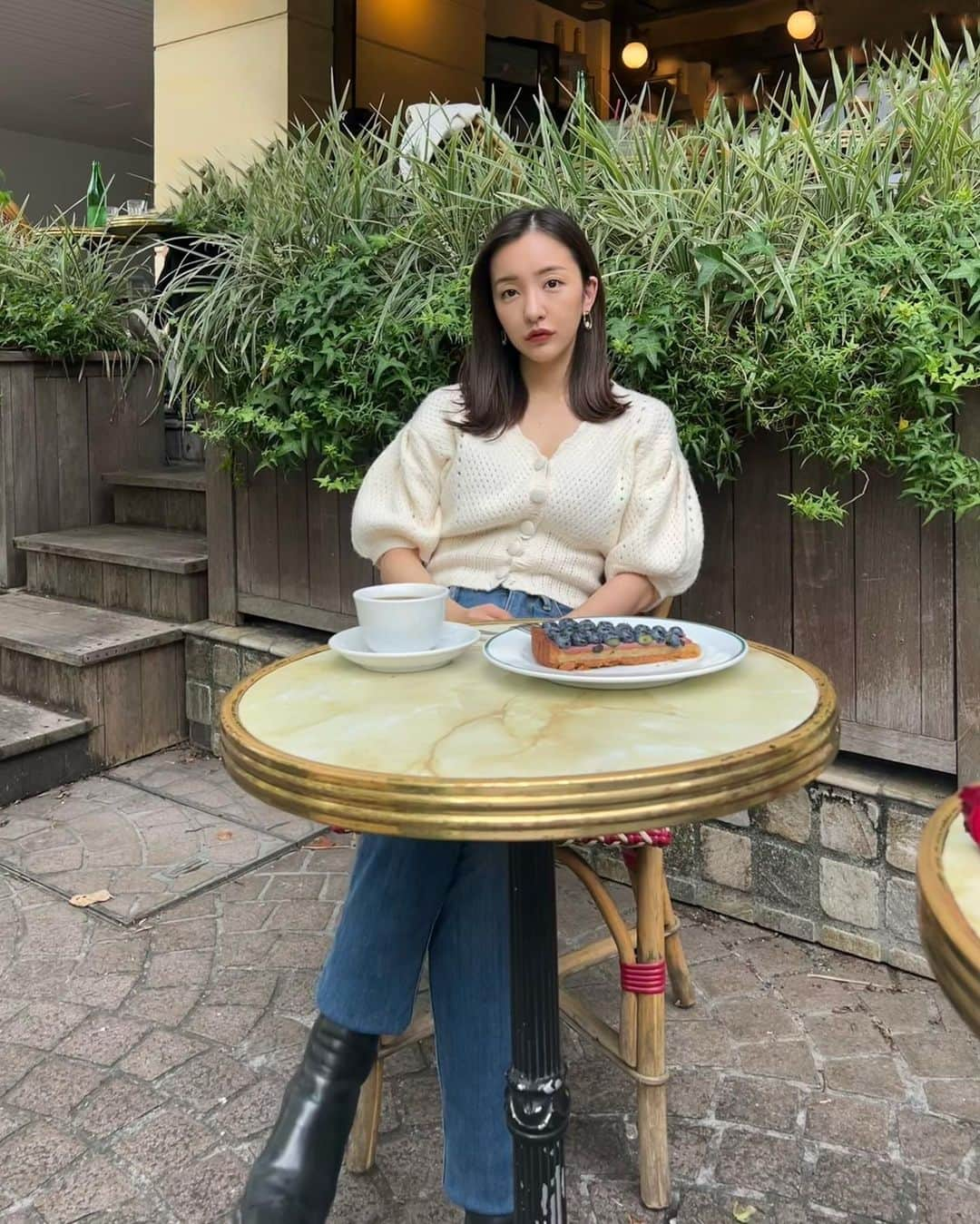 板野友美さんのインスタグラム写真 - (板野友美Instagram)「☕🍃*°  ゆっくりtea time ☕︎︎‎𓂃   のはずもなく。バタバタ撮影して ブルーベリーパイを5口で食べる🤫  #knitcardigan  @rosyluce  #denim  @frame  #ootd #outfit  #Fashion #cafe #rosyluce #友style」10月12日 20時37分 - tomo.i_0703