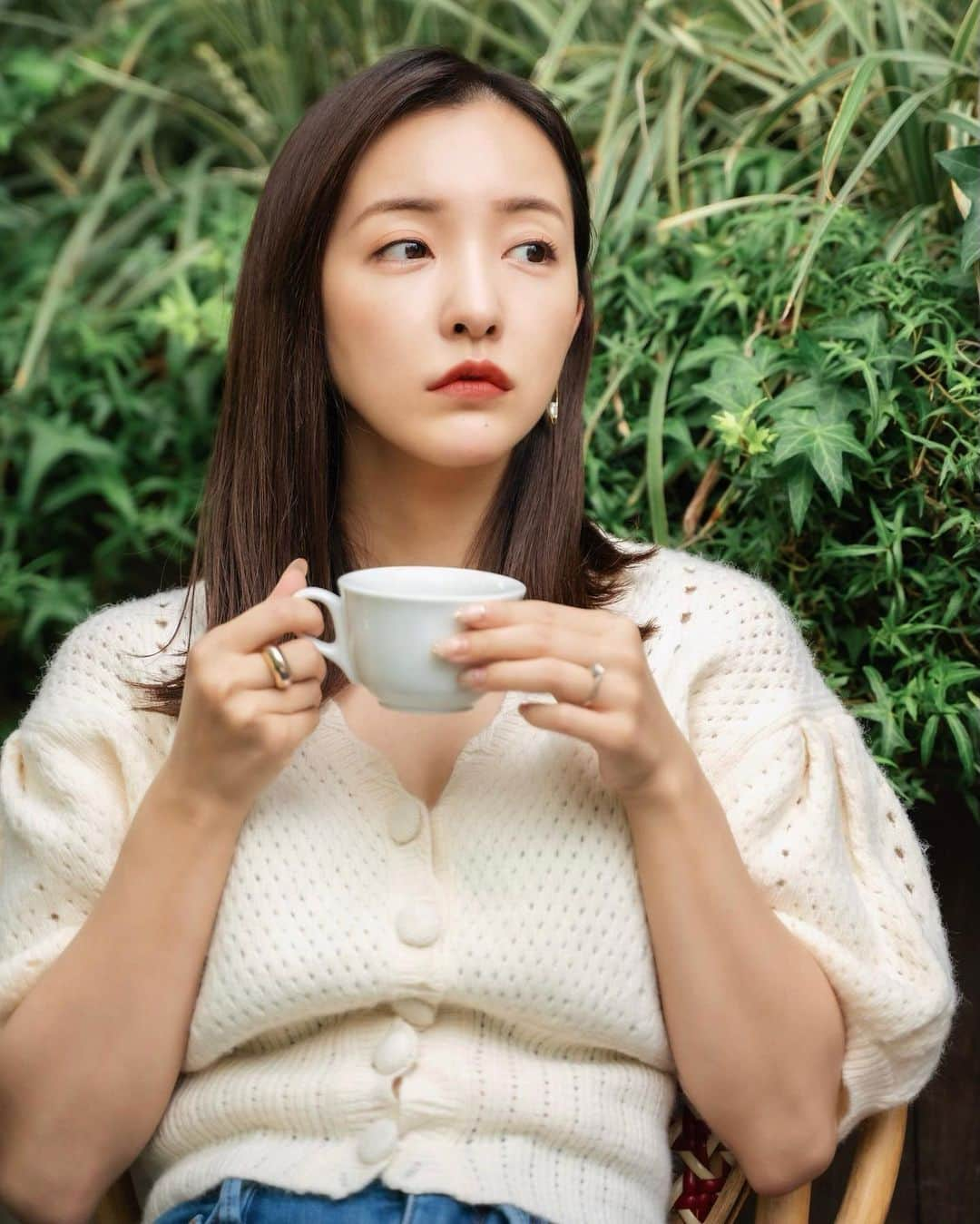 板野友美さんのインスタグラム写真 - (板野友美Instagram)「☕🍃*°  ゆっくりtea time ☕︎︎‎𓂃   のはずもなく。バタバタ撮影して ブルーベリーパイを5口で食べる🤫  #knitcardigan  @rosyluce  #denim  @frame  #ootd #outfit  #Fashion #cafe #rosyluce #友style」10月12日 20時37分 - tomo.i_0703