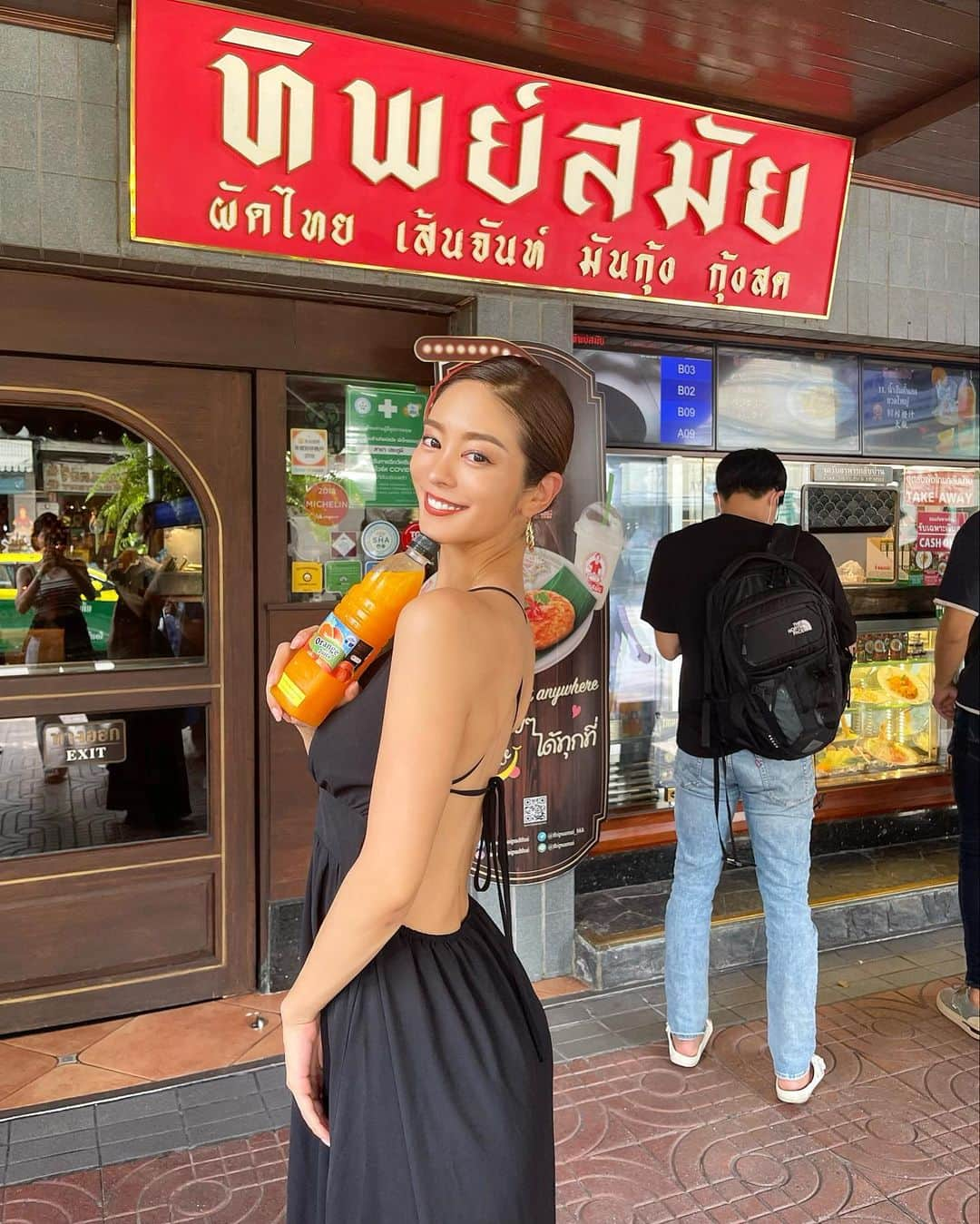 大柳麻友さんのインスタグラム写真 - (大柳麻友Instagram)「⁡ ⁡ タイのオレンジジュースしか勝たん🍊🇹🇭 ⁡ 大好きなパッタイ専門店のお店 “ THIP SMAI “の前にて✌︎ ⁡ ⁡ #thai #bangkok #travel #trip #instagood」10月12日 21時17分 - mayu_oyanagi