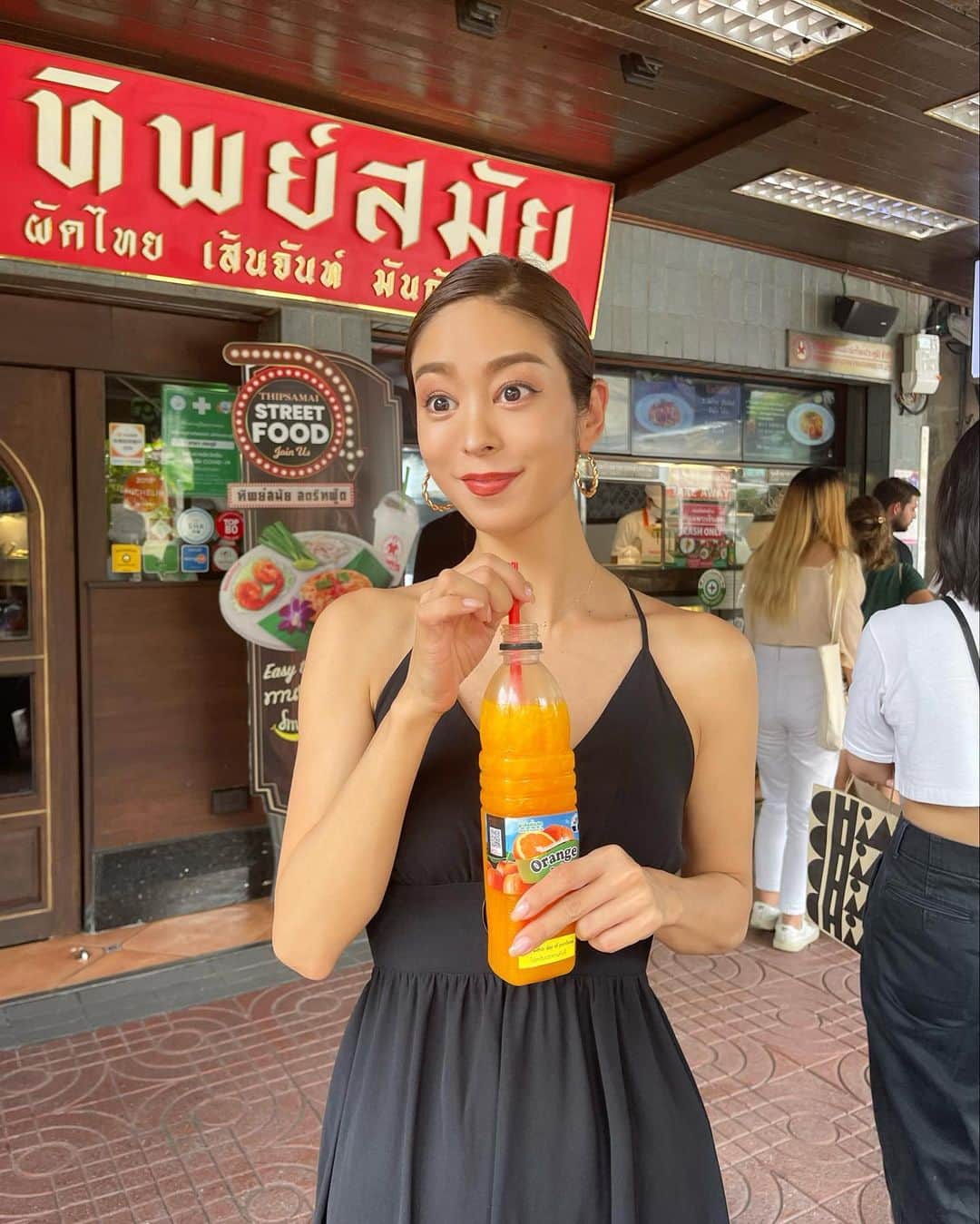 大柳麻友さんのインスタグラム写真 - (大柳麻友Instagram)「⁡ ⁡ タイのオレンジジュースしか勝たん🍊🇹🇭 ⁡ 大好きなパッタイ専門店のお店 “ THIP SMAI “の前にて✌︎ ⁡ ⁡ #thai #bangkok #travel #trip #instagood」10月12日 21時17分 - mayu_oyanagi