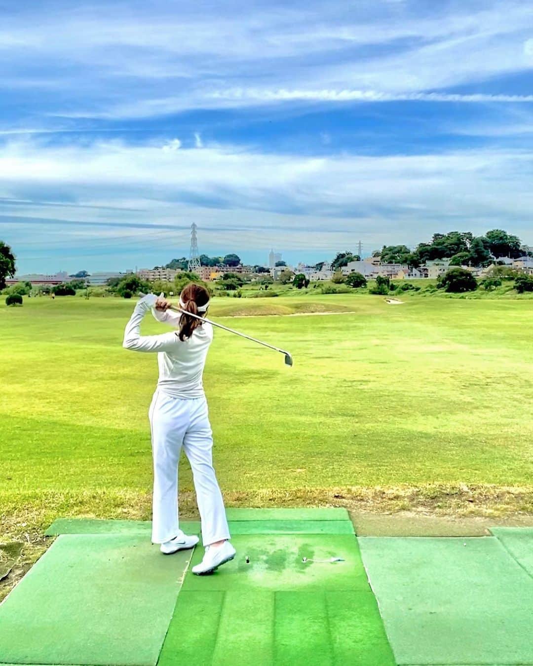 日向カンナさんのインスタグラム写真 - (日向カンナInstagram)「初めてのショートコース⛳️レッスン4回目にして、初のお外でドキドキですが、気持ちがすっっごく爽やかウキウキです✨✨  が、ショートコースは都内に数少なく、何とこの日は6組程が回り放題で滞在中❗️そこの間に入ることになり、初なのにギャラリーが多めなのです🫢あわあわ。 しかも、後ろに待たれる焦りでドキドキ過ぎる。。。（写真が全部緊張気味です！笑）  常連だと思われるおじさまたちに待ち時間に「初めてなので、ご迷惑をおかけするかもです、ごめんなさい💦」と声をかけておき、皆さん優しくて温かく見守ってくださる中、初のティーショット⛳️  ドライバーちゃんと飛びましたぁ🤗皆さんから「おおぉ！」と言ってもらえて一安心☺️のほっ。  なんと、perでいけたホールもあり、先生にもパターが凄く上手と褒めてもらいました⛳️🤭 （ラストのホールはだめだめでした💦うまくいかないことも、沢山です☺️💦）  小学生の時、家族で行く温泉でパットパットゴルフいっぱいやってたのがここで生きました😊💪🏻✨✨全部で50コース位あるパットパットゴルフだったから、今でも覚えてるの😄 お兄ちゃんがよくゴール決まらないと怒ってて、私は冷静に打ってたのを思い出します。笑  ゴルフは思っていた以上に、自分との戦い！自分と向き合えるスポーツで、大好きになっています😊まだまだ伸び代を感じられる1番楽しい時間でした🌻  動画も載せたら、見てくれるかな？？？  #ゴルフ #ゴルフ女子 #ゴルフコーデ #ゴルフ好きな人と繋がりたい #ゴルフ初心者 #ゴルフスイング #ゴルフ練習 #ショートコース #コースデビュー #ゴルフウェア #ゴルフレッスン  #원스 #데일리패션 #スポーツ女子 #likeforlike #love #カメラ女子 #モデル #モデル募集 #大人可愛い #大人女子 #大人カジュアル #スポーツ #ダンサー　#instagood #タビジョ#japan #笑顔が一番 #エンターテイナー #ありがとう」10月12日 21時50分 - kanna_hinata