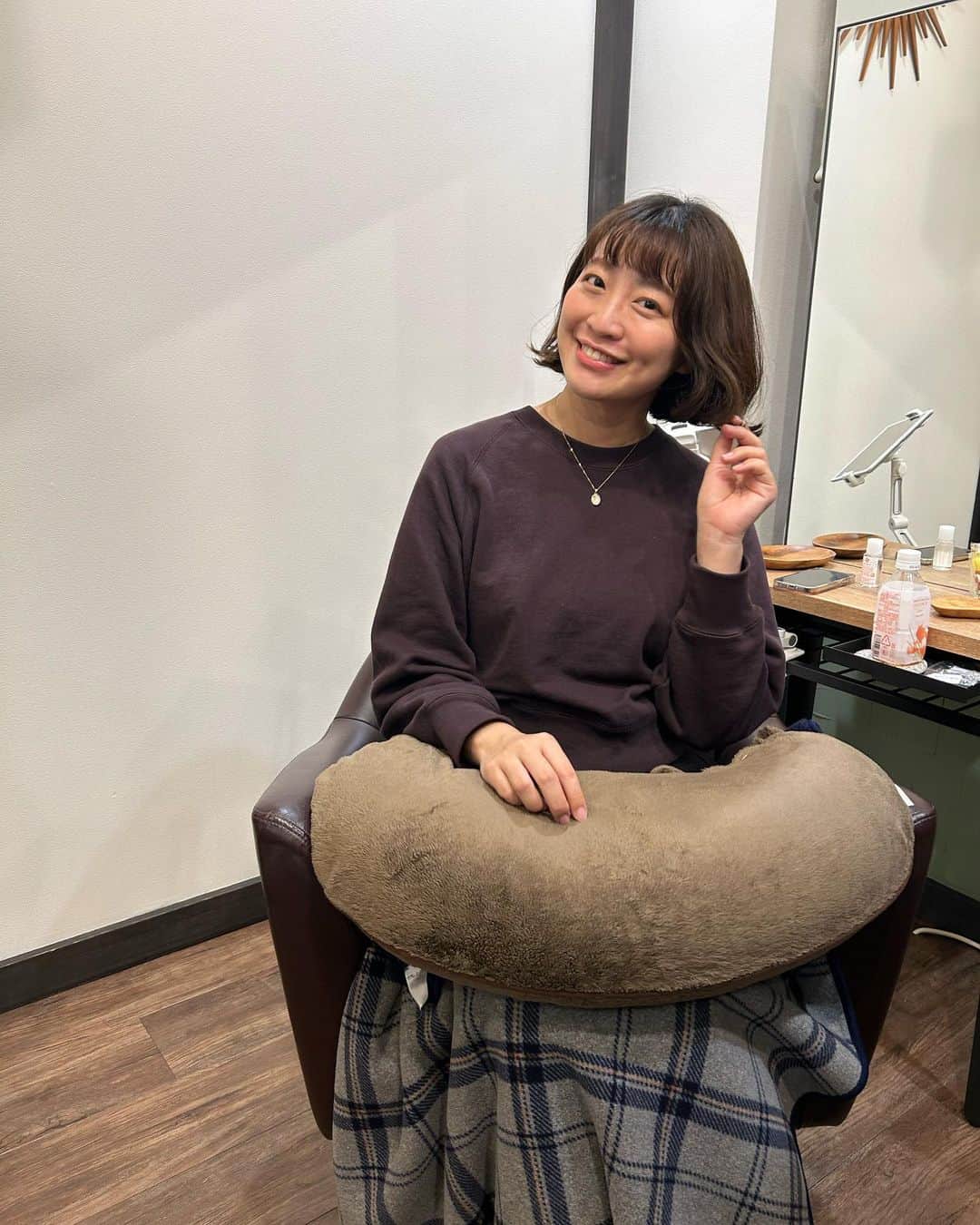 湯浅知里さんのインスタグラム写真 - (湯浅知里Instagram)「♡♡ . . 髪切りました〜🐰✂️✨ 13センチくらい？ . ギリギリまでどんな感じにしよ〜って悩んで悩んで🥺 パーマは最終的に水戸さんにお任せ🙌 . カラーは落ち着かせた ショコラ🍫系に✨ . ヘッドスパが毎回気持ち良くて🥺 途中まで起きてたのに 気付いたら深い眠りについてました😴💤 . 水戸さんありがとうございました〜🐰🍓🤍🤍 . #ショートボブ #aura」10月12日 21時58分 - chisato.y515