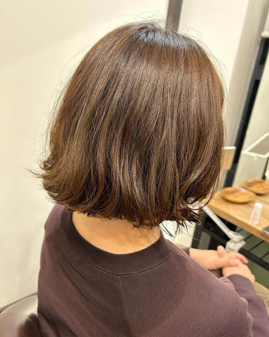 湯浅知里さんのインスタグラム写真 - (湯浅知里Instagram)「♡♡ . . 髪切りました〜🐰✂️✨ 13センチくらい？ . ギリギリまでどんな感じにしよ〜って悩んで悩んで🥺 パーマは最終的に水戸さんにお任せ🙌 . カラーは落ち着かせた ショコラ🍫系に✨ . ヘッドスパが毎回気持ち良くて🥺 途中まで起きてたのに 気付いたら深い眠りについてました😴💤 . 水戸さんありがとうございました〜🐰🍓🤍🤍 . #ショートボブ #aura」10月12日 21時58分 - chisato.y515