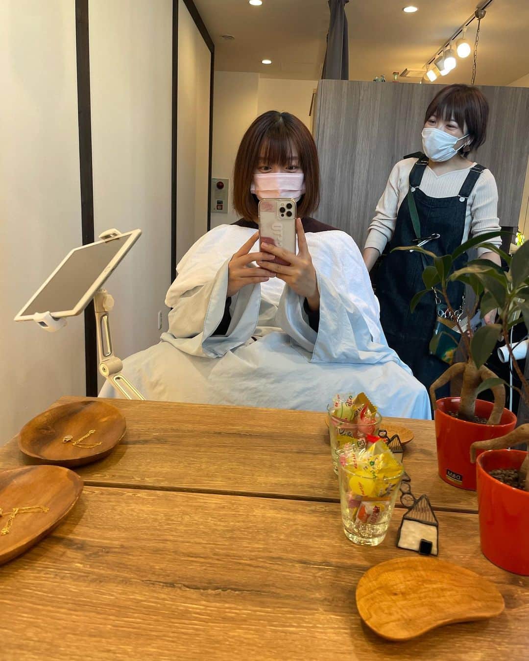 湯浅知里さんのインスタグラム写真 - (湯浅知里Instagram)「♡♡ . . 髪切りました〜🐰✂️✨ 13センチくらい？ . ギリギリまでどんな感じにしよ〜って悩んで悩んで🥺 パーマは最終的に水戸さんにお任せ🙌 . カラーは落ち着かせた ショコラ🍫系に✨ . ヘッドスパが毎回気持ち良くて🥺 途中まで起きてたのに 気付いたら深い眠りについてました😴💤 . 水戸さんありがとうございました〜🐰🍓🤍🤍 . #ショートボブ #aura」10月12日 21時58分 - chisato.y515