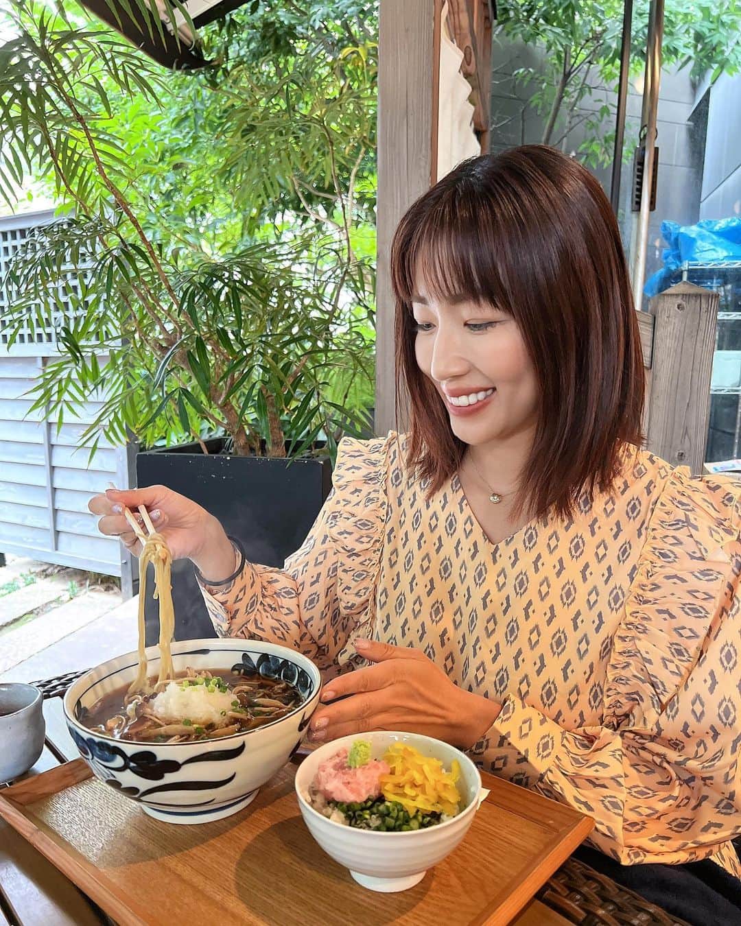 庄司ゆうこさんのインスタグラム写真 - (庄司ゆうこInstagram)「ファスティングしてからランチは蕎麦ばかり🥺スタジオの近くにある蕎麦屋さんはテラス席もあってお気に入り❤️ 毎日のようにいるからどこかは教えません。笑 そして私が着ているワンピースは @grace_oriental グレースオリエンタル✨秋の新作もたくさん出ているので是非チェックしてみてね❣️ イエロー大好きだし形も可愛い😘 このシーズン、ヘビロテ決定😋 #イエロー#ワンピース#恵比寿ランチ#蕎麦#ファスティング明け#ポジティブスターヨガ#ヨガインストラクター#ヨガ#おしゃれさんと繋がりたい」10月12日 23時36分 - yuko.shoji