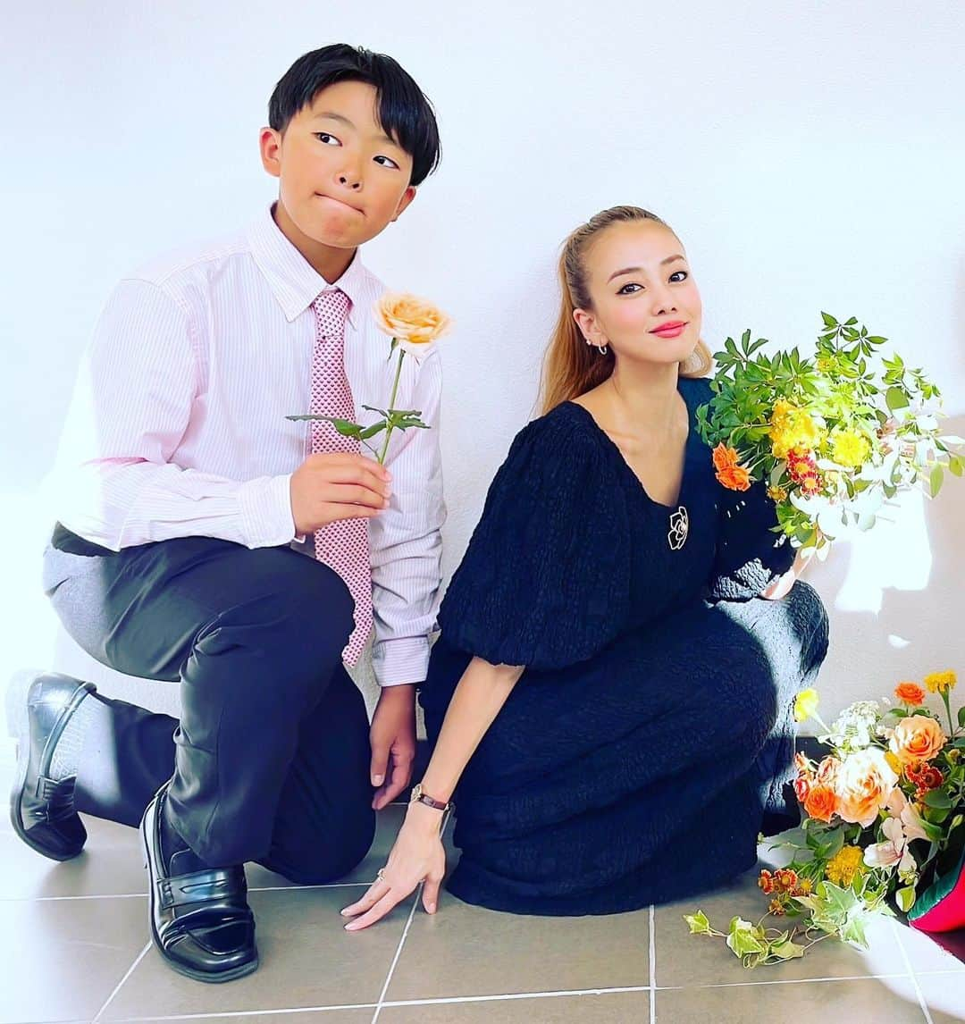 あびる優さんのインスタグラム写真 - (あびる優Instagram)「大切なお友達の結婚式に家族で参列させて頂きました🥰 なんと‼︎甥っ子が乾杯の挨拶と言う大役を務めさせて頂きました！ （見守る叔母（私）ドキドキ🫣💦） 私は、お仕事の都合でギリギリまで参加出来るか分からなかったのですが😣 参加できました❣️ せっかくだからピンチをチャンスに！ サプライズゲスト的な感じで参列させて頂きました😛✨ 笑いあり、涙ありの幸せに満ち溢れた時間でした💒❤️ 叔母バカですが🤭 写真は、文武両道の自慢の甥っ子です☺️  ともくん🤵ちーちゃん👰‍♀️ 末永くお幸せに💕  PS甥っ子のゴーグル🥽焼けは見てみぬふりして下さい🫠🏖  📸by姉  #wedding#happy#happywedding#nephew#family#💒#結婚式#家族#甥っ子#❤️#💐#💕」10月13日 3時22分 - yuabiru74