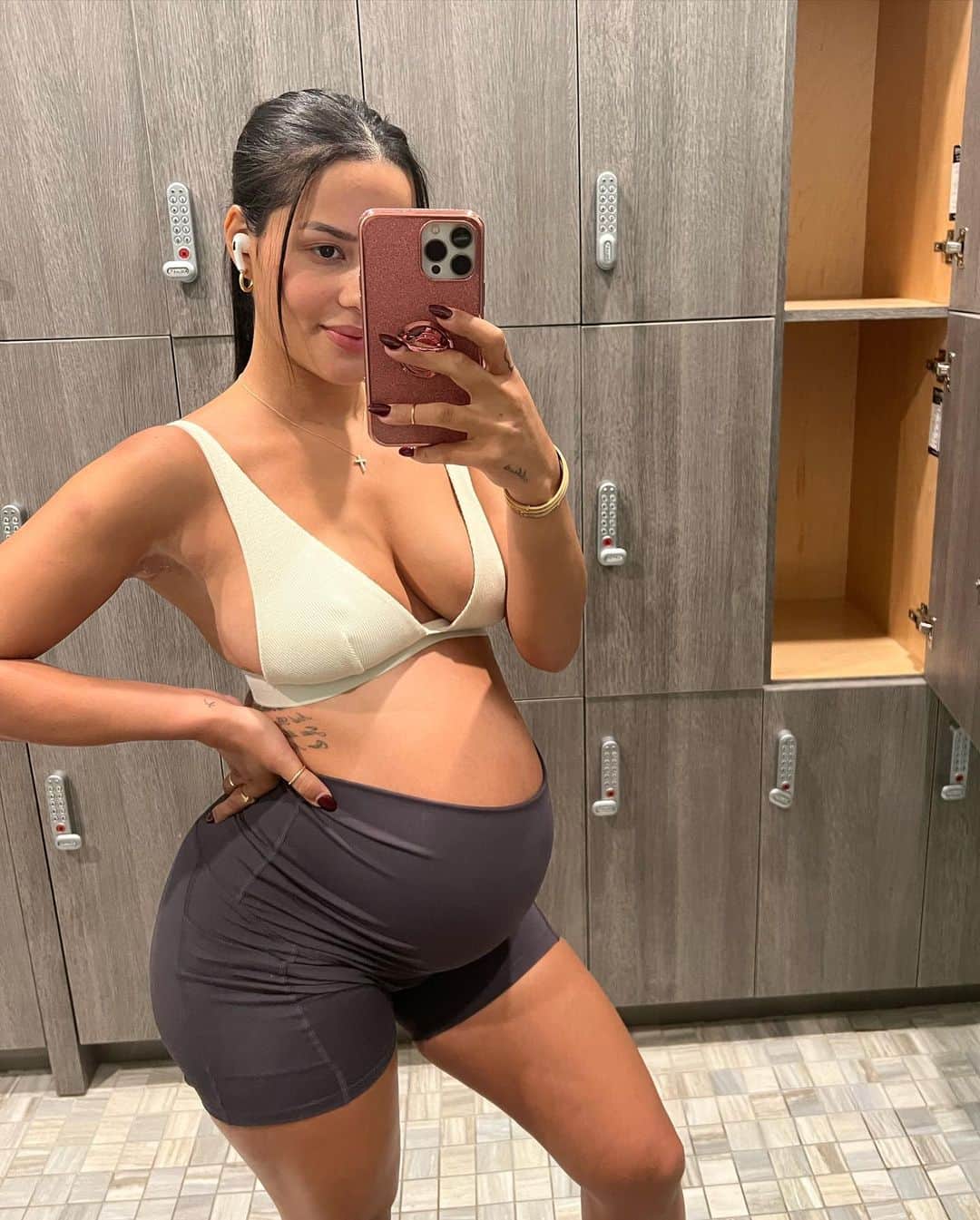 Katya Elise Henryさんのインスタグラム写真 - (Katya Elise HenryInstagram)「so, maternity pants from Amazon are all that fit me now 🙂 can you believe I have 3 more months left?! today I managed to get a nice little workout in, all body weight exercises, weights are a no for me for the rest for this pregnancy... by choice. I’ve been keeping up with my @wbkfit fit mama program for the most part, which has helped me sooo much! for all my preggo mamas I highly recommend- check my website. For all my other babes who are solo baby free at the moment, I have a 30 day challenge for you called “get snatched in 30⌛️” that starts Monday the 17th! Challenges are a great way to hold yourself accountable, I love them! Although I can’t join you in the fitness side of that challenge, i will be joining in the nutrition side of it. So many yummy and clean meal ideas are included in the challenge, so let’s get our eating right too! 30 days- you can do it!! Link in bio 🫶🏽」10月13日 6時19分 - katyaelisehenry