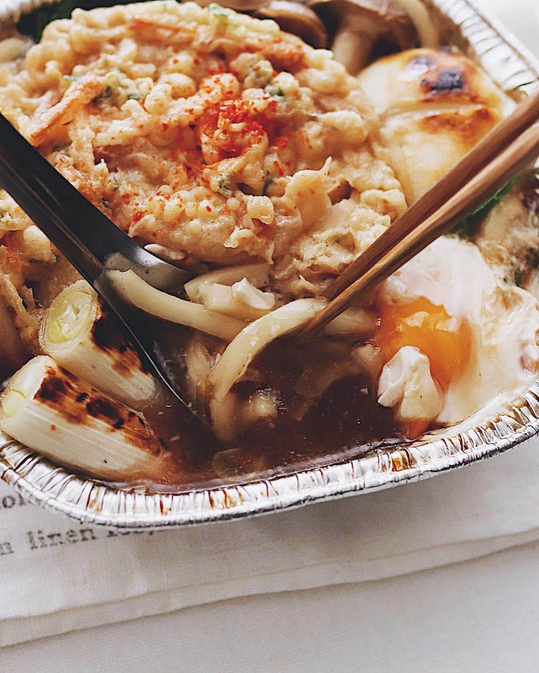 樋口正樹さんのインスタグラム写真 - (樋口正樹Instagram)「nabeyaki udon . 今朝は昨日渋谷で見つけた 那須のあつあつ鍋焼うどん。 卵、しめじ、ほうれんそう、 焼きネギ、焼き餅を加えて コトコトと煮込みましたー。 . アルミ鍋うどんほんと好き。 来月のキャンプでも作ろう😋 . ちなみにこの鍋焼きうどん、 渋谷マークシティ地下１階 北野エースで売ってますよ。 @kitanoace . . #出汁が美味しい #鍋焼きうどん #鍋焼き #うどん #鍋の季節 #朝うどん #うどん好き #北野エース #北野エース買物倶楽部 #北野エースで買いました #那須の美味しいもの #栃木の美味しいもの #スタッフのおすすめ #渋谷マークシティ #しぶちか #渋谷東急フードショー#kitanoace」10月13日 8時00分 - higuccini