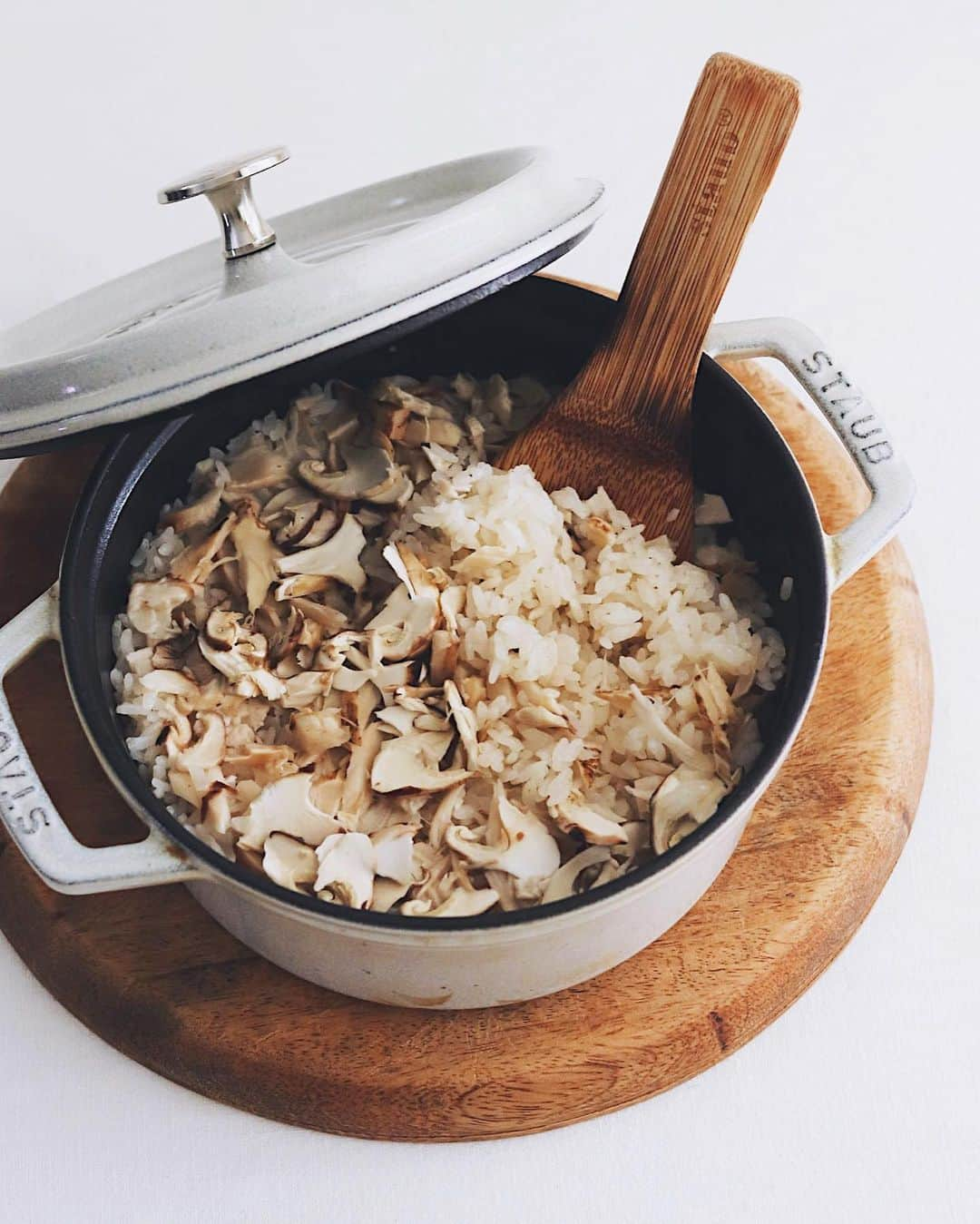 樋口正樹さんのインスタグラム写真 - (樋口正樹Instagram)「matsutake gohan onigiri . 長野の実家から届いた 松茸１本をお米２合に 加えストウブで炊いた 松茸ごはんでおにぎり。 一つだけお昼に食べて 残りは早々に冷凍庫へ。 . 松茸ごはんおにぎりは、 海苔で巻く？巻かない？ 私はどちらかと言えば 巻く派かな。海苔好き😋 . . . #松茸ごはん #松茸ご飯 #松茸 #マツタケ #おにぎり #森傳 #matsutakegohan #onigiriaction」10月13日 13時10分 - higuccini