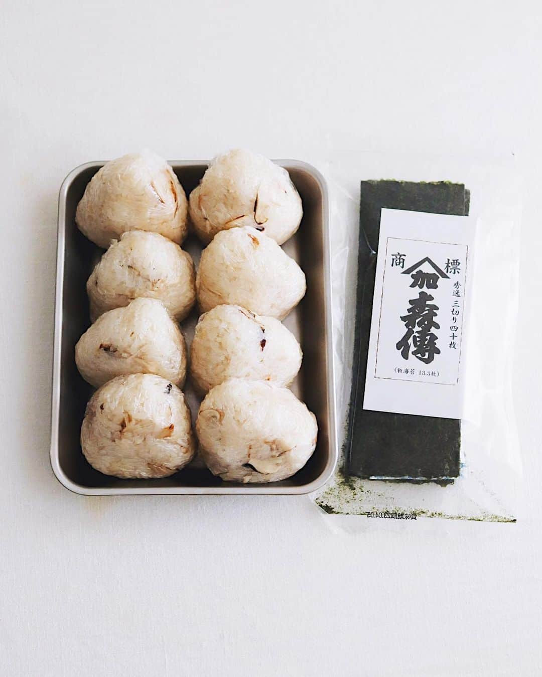 樋口正樹さんのインスタグラム写真 - (樋口正樹Instagram)「matsutake gohan onigiri . 長野の実家から届いた 松茸１本をお米２合に 加えストウブで炊いた 松茸ごはんでおにぎり。 一つだけお昼に食べて 残りは早々に冷凍庫へ。 . 松茸ごはんおにぎりは、 海苔で巻く？巻かない？ 私はどちらかと言えば 巻く派かな。海苔好き😋 . . . #松茸ごはん #松茸ご飯 #松茸 #マツタケ #おにぎり #森傳 #matsutakegohan #onigiriaction」10月13日 13時10分 - higuccini