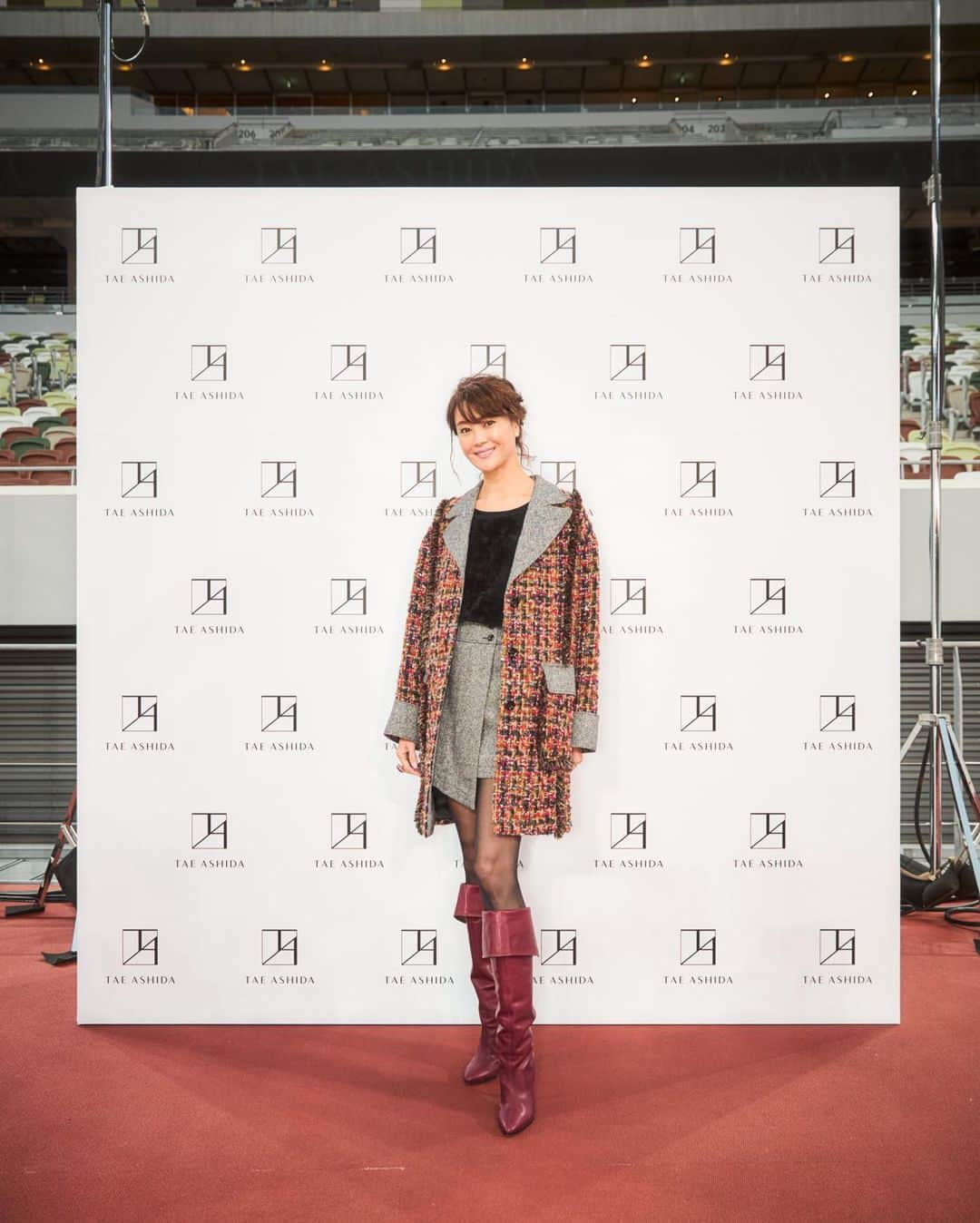 観月ありささんのインスタグラム写真 - (観月ありさInstagram)「TAE ASHIDA SPRING SUMMER Collection 2023を国立競技場に見に行ってきました😊✋️  国立競技場という大きく解放感溢れる場所でのコレクション✨✨✨ 芦田多恵さんらしいエレガントで上質な素材を軽やかに鮮やかに表現なさっていて誰もがhappyになるようなshowでした😄  そして、シークレットゲストとして。 小室哲哉さんが登場！！！ 久しぶりに小室さんの演奏を間近で見る事ができ青春が蘇りました✨✨✨ 小室さんの演奏にのせて小室さんに書いて頂いた名曲の数々を歌いたくなりましたよ❤️  会場では神田うのちゃんにも久しぶりに会うことが出来ました😊 こうして今も尚、変わらず同じフィールドで会える事。 嬉しかったです✨✨✨  芦田多恵さんありがとうごいました😊  #taeashida  #springsummercollection #2023  #国立競技場 #芦田多恵　さん #小室哲哉  さん #神田うの　ちゃん #観月ありさ」10月13日 15時42分 - alisa_mizuki