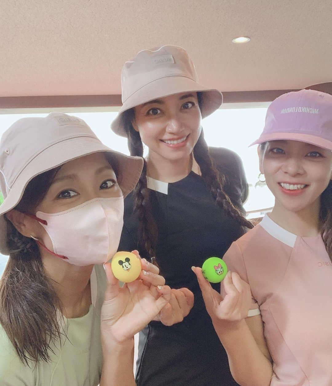 相川友希さんのインスタグラム写真 - (相川友希Instagram)「三つ子コーデ💚🖤💗 それがたまたまなの！！ #おそろ　#たまたま　#うれぴ　#ゴルフ　#golf #골프　#三つ子　#ディズニーボール 可愛い😍で気持ちを上げる　#ミッキー　#デイジー #ナイスプレー　#繋がるはず　#雨の日ゴルフ @susic_golf  @michiko_london_golf」10月13日 16時45分 - yuki923a