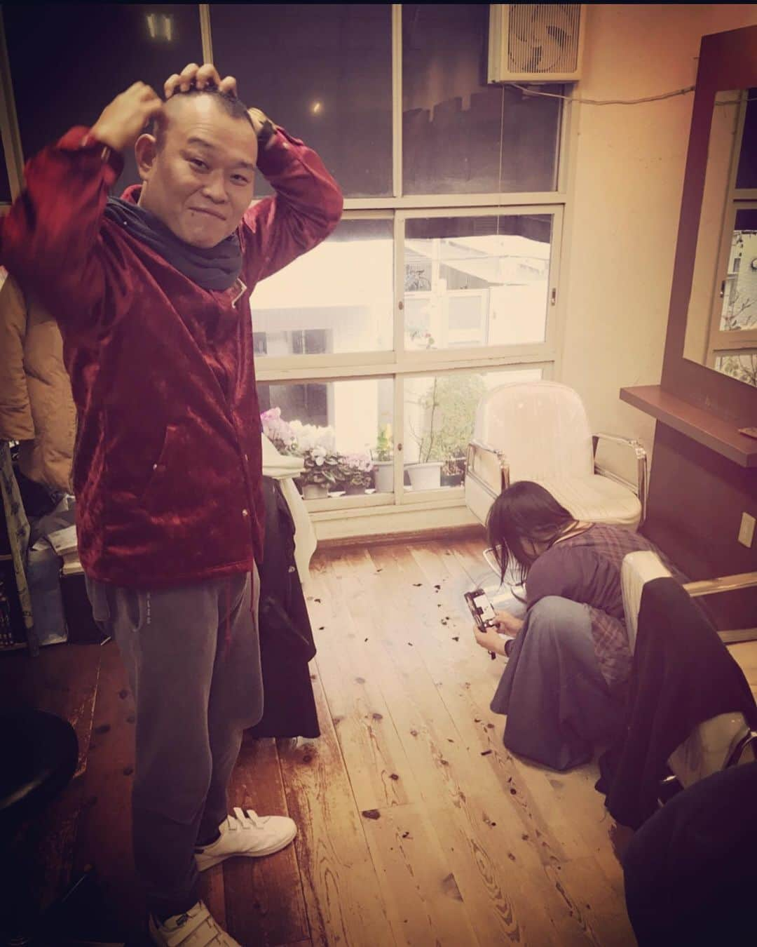 杉本知香さんのインスタグラム写真 - (杉本知香Instagram)「せいじさんスッキリ✂️✨ ドライヤー2秒。 おまけ🌟歴史を感じる写真をどうぞ😆  #中目黒美容室#ドライヤー2秒 #千原せいじ#千原兄弟#チハラトーク #ケンドーコバヤシ #宮迫博之 #宮川大輔」10月13日 18時30分 - sugimotoc