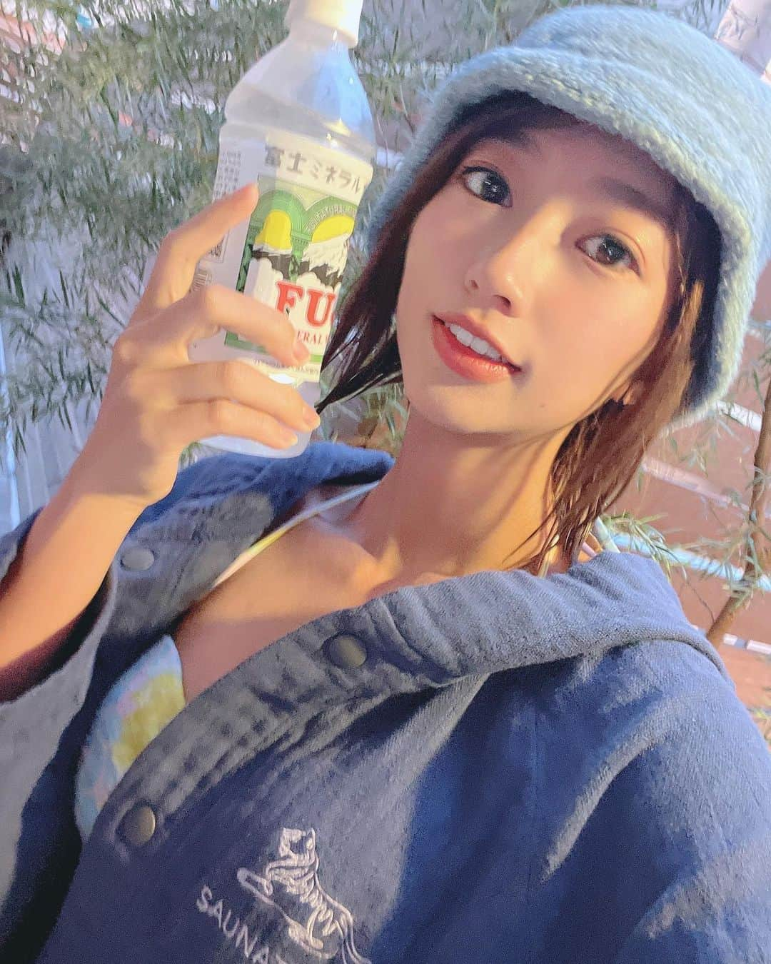 大貫彩香さんのインスタグラム写真 - (大貫彩香Instagram)「最高でした✨赤坂にあるサウナタイガーさんのペントハウスにお邪魔してきました🥰  あっついサウナが好き♡ 外気欲でゆっくりできて最高✨✨ お好みで水風呂は氷がもらえます🧊(追加しました！外の方が元から冷ためだったよ💡)  セルフロウリュウがついてて、 アロマはヒバをチョイスしました🌿 自然を感じてリラックスできる香り😌✨  2階建てのお部屋で、4階がサウナ・水風呂(サウナでてすぐと外に計２つ)・檜風呂・シャワールーム・外気浴エリア、5階がドレッサールーム・お手洗い・休憩スペースがあるプライベート空間サウナ！🧖‍♀️  女性には嬉しいヘアアイロンもあって✨ドライヤーとどっちもダイソン💐速乾👏🏻 アメニティもオーガニックメーカーで全部あり！  サウナの温度は出入り入れると90〜100度。 高温好きの方は連続でルーティンする時に、ロウリュウしといてから出ると次入る時に丁度熱々で最高✨  最高の休日を過ごしました☺️🌸 ありがとうございます😊  @_saunatiger_  @sauna.freaks  #PR #サウナ #東京」10月13日 18時32分 - sayaka_oonuki