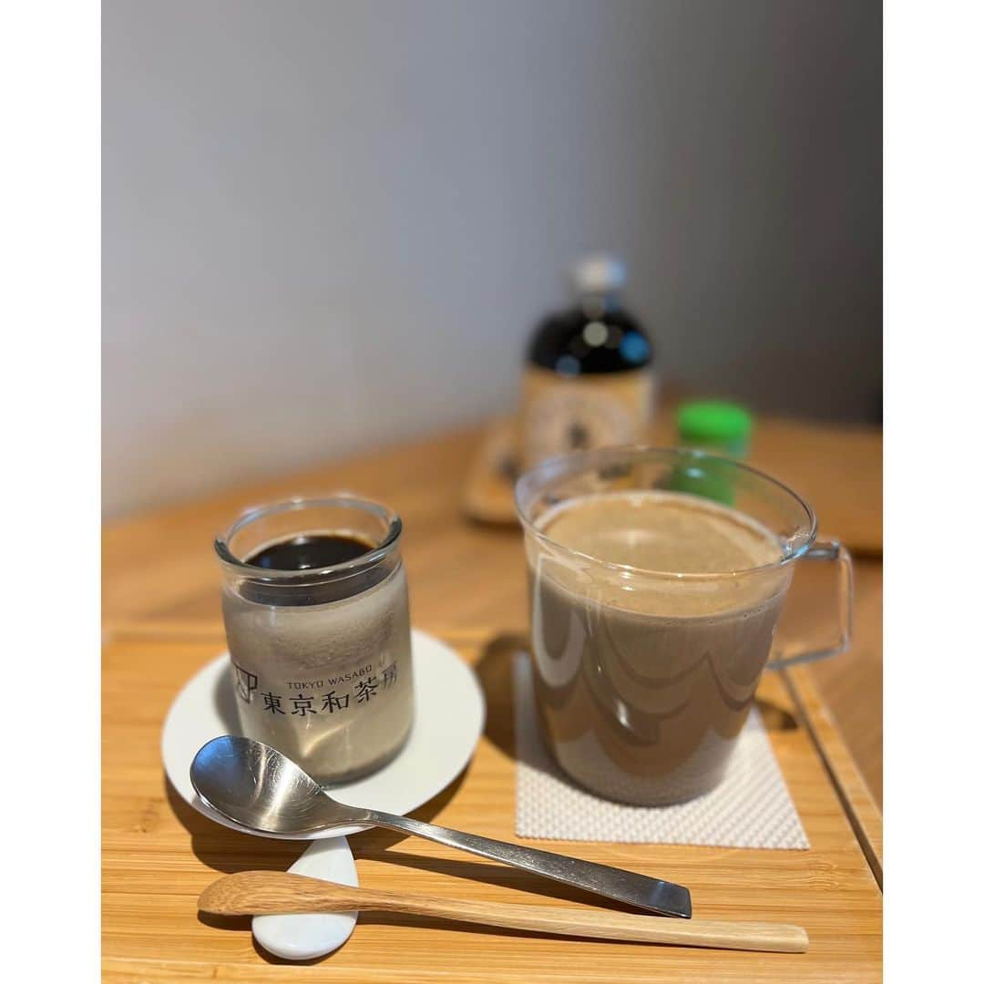 垰智子さんのインスタグラム写真 - (垰智子Instagram)「ほうじ茶ってホッとさせてくれるから 大好き☕︎ .  @tokyowasabo は、ほうじ茶が主役のお店で 自家焙煎したてのほうじ茶が飲めるの😊 . しかも種類も豊富で、悩んじゃうくらい 色々あったけど、限定に弱いので、 冬限定の『特選きな粉ほうじ茶ラテ』と ほうじ茶ラテプリンを🍮 . クマさんの絵がかわいいほうじ茶シロップを 使って作られてて、甘みがあっておいしいの🤭 . プリンもとってもなめらかなのに濃厚で、 とってもおいしかったぁ🍮💕 . お土産にほうじ茶玄米をチョイスしたけど、 手土産に出来るもの詰め合わせや食器なども あるからぜひほうじ茶好きの人は来てみて🍵✨ . きっとお気に入りが見つかるはず🤭🧡 . . #ほうじ茶専門店 #東北沢カフェ #東京和茶房 #駒場カフェ #代々木上原カフェ #ほうじ茶プリン #ほうじ茶スイーツ #cafe #カフェ巡り #カフェ #ほうじ茶 #ほうじ茶カフェ #和カフェ #PR」10月13日 19時44分 - taotao_tomo