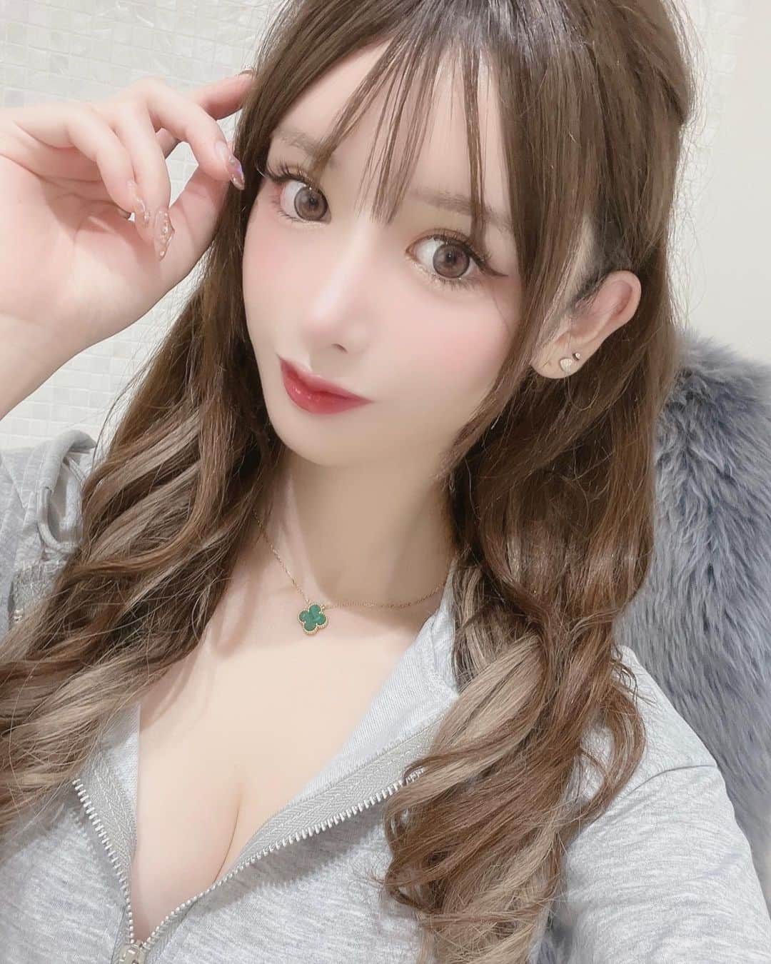 ゆうめろさんのインスタグラム写真 - (ゆうめろInstagram)「昨日のストリート系コーデ🖤 もうニット帽の季節だね～😊 ・ 昨日は、 @shalala0922 さんに行って、 クレンジング⇒洗顔⇒全顔ハイフ照射(目周り.首込)⇒顔＆首リンパマッサージ⇒モデリングパックのコースを受けてきたよ🧖‍♀️❤️ ・ ハイフを顔全体に打ってもらったら、浮腫が取れたよ✨ 目の周りにも打ってくれて、目の開きが良くなった👀✨💭 モデリングパックをしてもらったら肌のトーンが上がって ツヤ肌になったよ😳👏💞また行きたいな💫 ・ この日のミニワンピは、 @mignon.ange_  𓂃𓈒𓏸︎︎︎︎ 🕊 ・ PR @shalala0922 #新宿エステ #新宿サロン #新宿ハイフ #新宿小顔 #代々木サロン #代々木エステ #シャララ #shalala #トリドリベース #ニット帽」10月13日 20時57分 - yk.o0