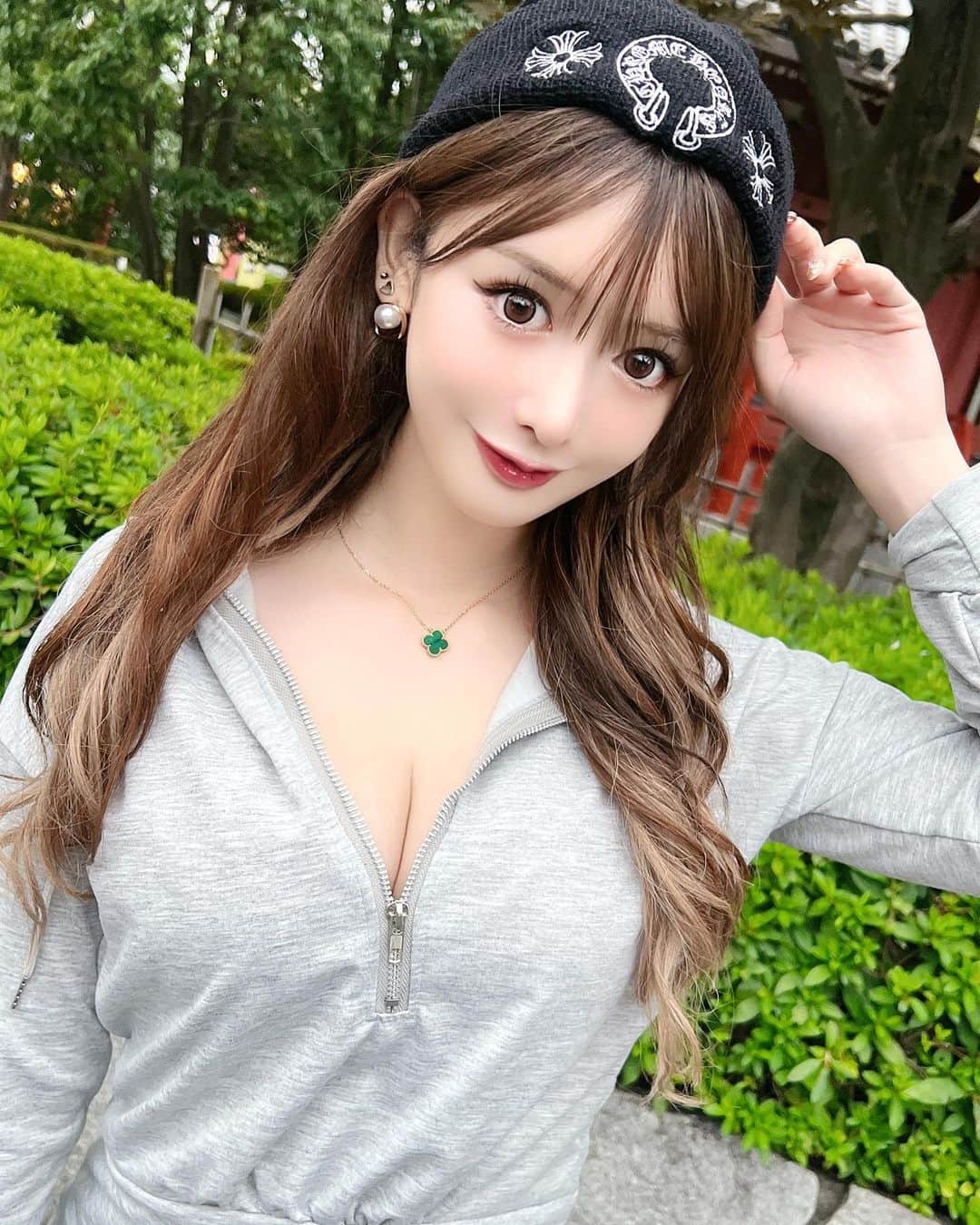ゆうめろさんのインスタグラム写真 - (ゆうめろInstagram)「昨日のストリート系コーデ🖤 もうニット帽の季節だね～😊 ・ 昨日は、 @shalala0922 さんに行って、 クレンジング⇒洗顔⇒全顔ハイフ照射(目周り.首込)⇒顔＆首リンパマッサージ⇒モデリングパックのコースを受けてきたよ🧖‍♀️❤️ ・ ハイフを顔全体に打ってもらったら、浮腫が取れたよ✨ 目の周りにも打ってくれて、目の開きが良くなった👀✨💭 モデリングパックをしてもらったら肌のトーンが上がって ツヤ肌になったよ😳👏💞また行きたいな💫 ・ この日のミニワンピは、 @mignon.ange_  𓂃𓈒𓏸︎︎︎︎ 🕊 ・ PR @shalala0922 #新宿エステ #新宿サロン #新宿ハイフ #新宿小顔 #代々木サロン #代々木エステ #シャララ #shalala #トリドリベース #ニット帽」10月13日 20時57分 - yk.o0