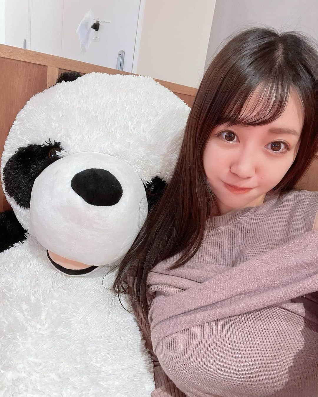 愛場れいらさんのインスタグラム写真 - (愛場れいらInstagram)「今日は家族と休日でアウトレット行った🐼🇨🇳 ジェラピケのクレープ初めて食べた🍨😋😘  #インフルエンサー　#モデル　#グラビアモデル　#撮影会　#可愛い女の子  #清楚系女子  #japanesegirl #myholiday  #asiangirls  #chinagirl」10月13日 21時30分 - aibareira2