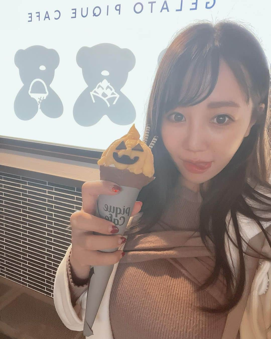 愛場れいらさんのインスタグラム写真 - (愛場れいらInstagram)「今日は家族と休日でアウトレット行った🐼🇨🇳 ジェラピケのクレープ初めて食べた🍨😋😘  #インフルエンサー　#モデル　#グラビアモデル　#撮影会　#可愛い女の子  #清楚系女子  #japanesegirl #myholiday  #asiangirls  #chinagirl」10月13日 21時30分 - aibareira2