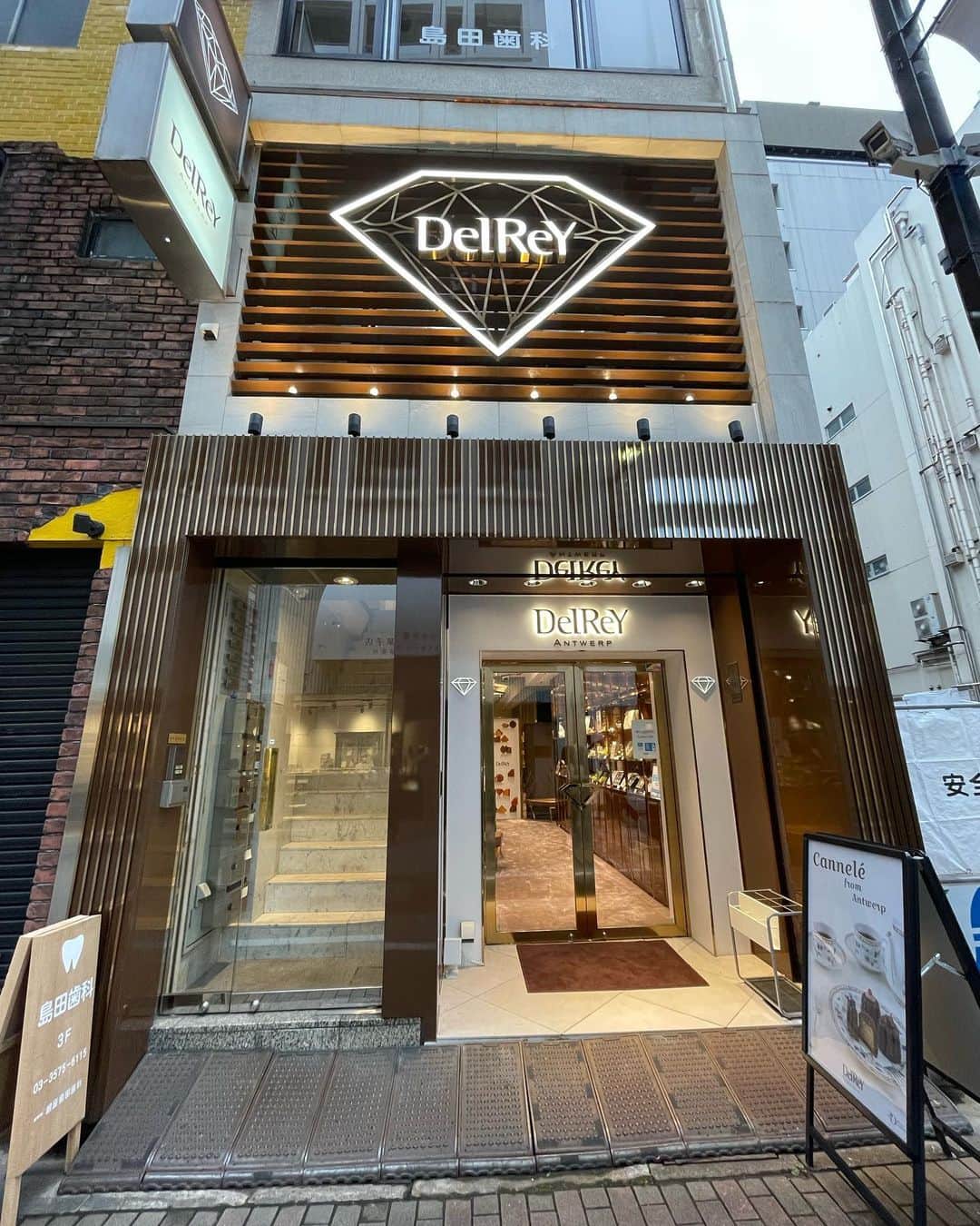 矢端名結さんのインスタグラム写真 - (矢端名結Instagram)「【DelReY銀座ショコラトリー】 ダイヤモンドショコラが代名詞のベルギーのショコラティエ。バレンタインで良く目にしていたんですが初めて店舗に行ってみました★ ガラスにひとつひとつ並んでいるのが定番の味。箱に入っているのが2022年コレクション。カヌレは新作なんですって！チョコレートは全て、アントワープの本店から直輸入されてます。 私は今回、自分のご褒美に2022年シリーズの２つ入りを購入🤎 このダイヤモンドが可愛い！ 箱を開けた瞬間に広がるカカオの香りと見た目の可愛さにキュンです🫰 味は、ピンクダイヤモンドミルク→ミルクチョコレートの中からとろっとキャラメルガナッシュが！甘いチョコが好きな私は大好きな味でした。口溶けも◉ レッドダイヤモンドダーク→ピンクとは真逆！ダークチョコレートの中からとろっとガナッシュが！こちらは、カカオの香りがより深い感じ。 香り豊かなトンカ豆を使用しているらしく納得です👏 ひとつが大きめなので、ひとりで楽しむなら２つでも満足！ 娘の寝かしつけ成功した後にいただくチョコは最高🤎 あー美味しかった！笑  実は最近チョコレートの勉強をしていて、せっかく学ぶならショコラティエも巡ったら楽しいかなと思って、ショコラティエ巡り始めました✨ 自分の記録になってしまうのですが、シェアさせてください🤎  #チョコレート #ショコラティエ  #デルレイ #delrey #chocolate #japan #銀座 #ボンボンショコラ  #ガナッシュ #ベルギーチョコ」10月13日 22時21分 - miyu_yabata