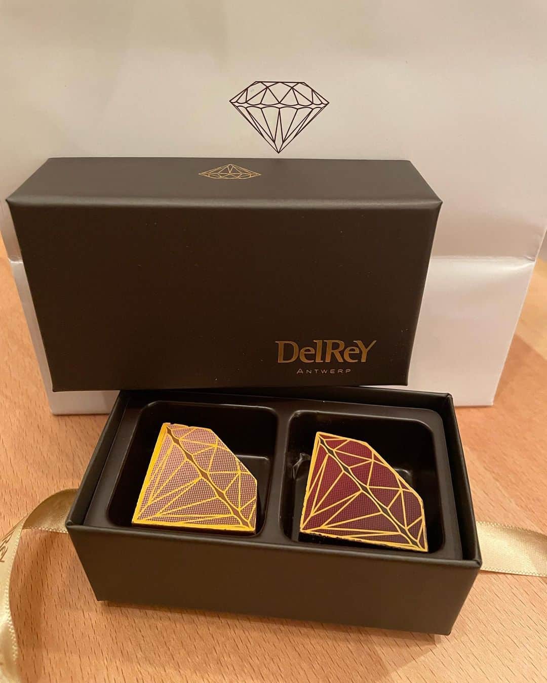 矢端名結さんのインスタグラム写真 - (矢端名結Instagram)「【DelReY銀座ショコラトリー】 ダイヤモンドショコラが代名詞のベルギーのショコラティエ。バレンタインで良く目にしていたんですが初めて店舗に行ってみました★ ガラスにひとつひとつ並んでいるのが定番の味。箱に入っているのが2022年コレクション。カヌレは新作なんですって！チョコレートは全て、アントワープの本店から直輸入されてます。 私は今回、自分のご褒美に2022年シリーズの２つ入りを購入🤎 このダイヤモンドが可愛い！ 箱を開けた瞬間に広がるカカオの香りと見た目の可愛さにキュンです🫰 味は、ピンクダイヤモンドミルク→ミルクチョコレートの中からとろっとキャラメルガナッシュが！甘いチョコが好きな私は大好きな味でした。口溶けも◉ レッドダイヤモンドダーク→ピンクとは真逆！ダークチョコレートの中からとろっとガナッシュが！こちらは、カカオの香りがより深い感じ。 香り豊かなトンカ豆を使用しているらしく納得です👏 ひとつが大きめなので、ひとりで楽しむなら２つでも満足！ 娘の寝かしつけ成功した後にいただくチョコは最高🤎 あー美味しかった！笑  実は最近チョコレートの勉強をしていて、せっかく学ぶならショコラティエも巡ったら楽しいかなと思って、ショコラティエ巡り始めました✨ 自分の記録になってしまうのですが、シェアさせてください🤎  #チョコレート #ショコラティエ  #デルレイ #delrey #chocolate #japan #銀座 #ボンボンショコラ  #ガナッシュ #ベルギーチョコ」10月13日 22時21分 - miyu_yabata