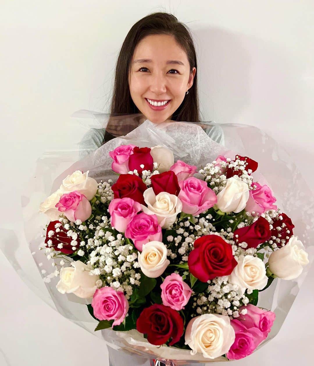 澤山璃奈さんのインスタグラム写真 - (澤山璃奈Instagram)「10.13❤️ 誕生日＆結婚記念日💍  NYで迎える初めての10月13日は、日本時間とNY時間の時差のおかげで二日間あるみたいで得した気分です🥹💗笑  お家でアイロンをかけてたら笑、旦那さんがサプライズで34本の薔薇の花束を買ってきてくれました😭💕！！  歳の数の薔薇をもらったのは初めて🥲💓 先月の結婚式でのブーケも真っ赤な薔薇🌹、 二つ目は大好きなかすみ草を入れたブーケだったので…💐 どちらも組み合わせてくれて感激🥹💘  食べたかった @ladymcakes のケーキも🍰❣️  新居に引越したばかりなので、花瓶も😍❣️  一目惚れしちゃった！って、美女と野獣の薔薇のようなライトも😂❣️(ファーストダンスで踊った想い出の曲です♪)  初めて我が家に来たお花がこんな特別なお花で、きっとこれからお花を飾るたび今日の事を思い出すんだろうなと思いました💓🥰 #誕生日 #88 #NY移住 #NY生活 #海外移住 #ニューヨーク　#NY #NYC #nylife #newyork #nyphoto #birthday」10月14日 9時56分 - rinasawayama