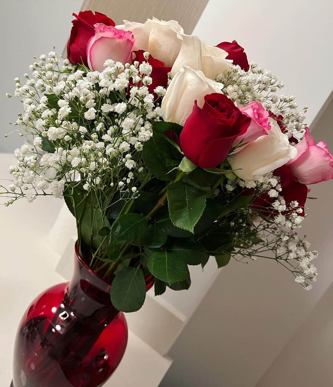 澤山璃奈さんのインスタグラム写真 - (澤山璃奈Instagram)「10.13❤️ 誕生日＆結婚記念日💍  NYで迎える初めての10月13日は、日本時間とNY時間の時差のおかげで二日間あるみたいで得した気分です🥹💗笑  お家でアイロンをかけてたら笑、旦那さんがサプライズで34本の薔薇の花束を買ってきてくれました😭💕！！  歳の数の薔薇をもらったのは初めて🥲💓 先月の結婚式でのブーケも真っ赤な薔薇🌹、 二つ目は大好きなかすみ草を入れたブーケだったので…💐 どちらも組み合わせてくれて感激🥹💘  食べたかった @ladymcakes のケーキも🍰❣️  新居に引越したばかりなので、花瓶も😍❣️  一目惚れしちゃった！って、美女と野獣の薔薇のようなライトも😂❣️(ファーストダンスで踊った想い出の曲です♪)  初めて我が家に来たお花がこんな特別なお花で、きっとこれからお花を飾るたび今日の事を思い出すんだろうなと思いました💓🥰 #誕生日 #88 #NY移住 #NY生活 #海外移住 #ニューヨーク　#NY #NYC #nylife #newyork #nyphoto #birthday」10月14日 9時56分 - rinasawayama