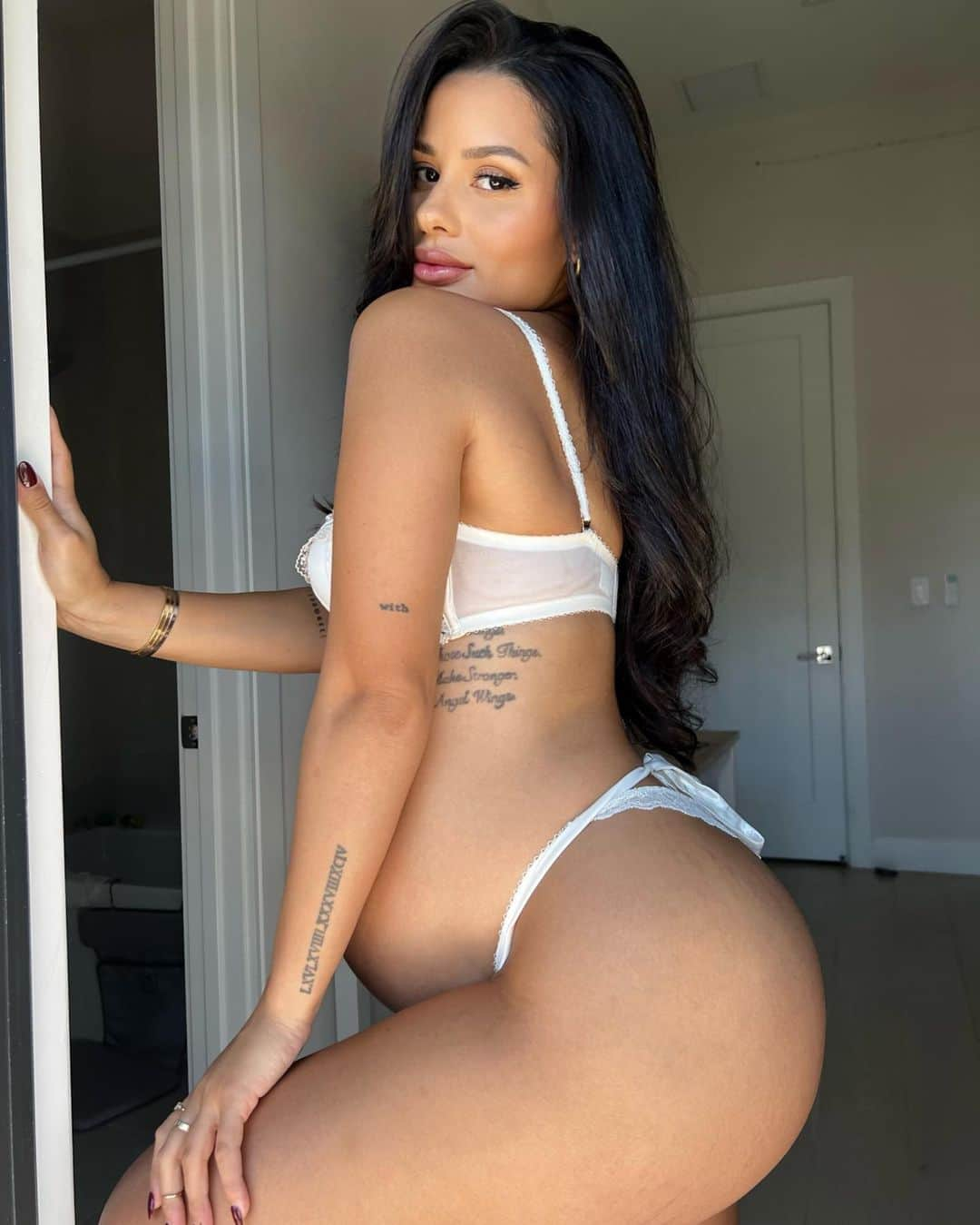 Katya Elise Henryさんのインスタグラム写真 - (Katya Elise HenryInstagram)「She; the mother, the lover, the creator, the goddess 👼🏼」10月14日 9時57分 - katyaelisehenry