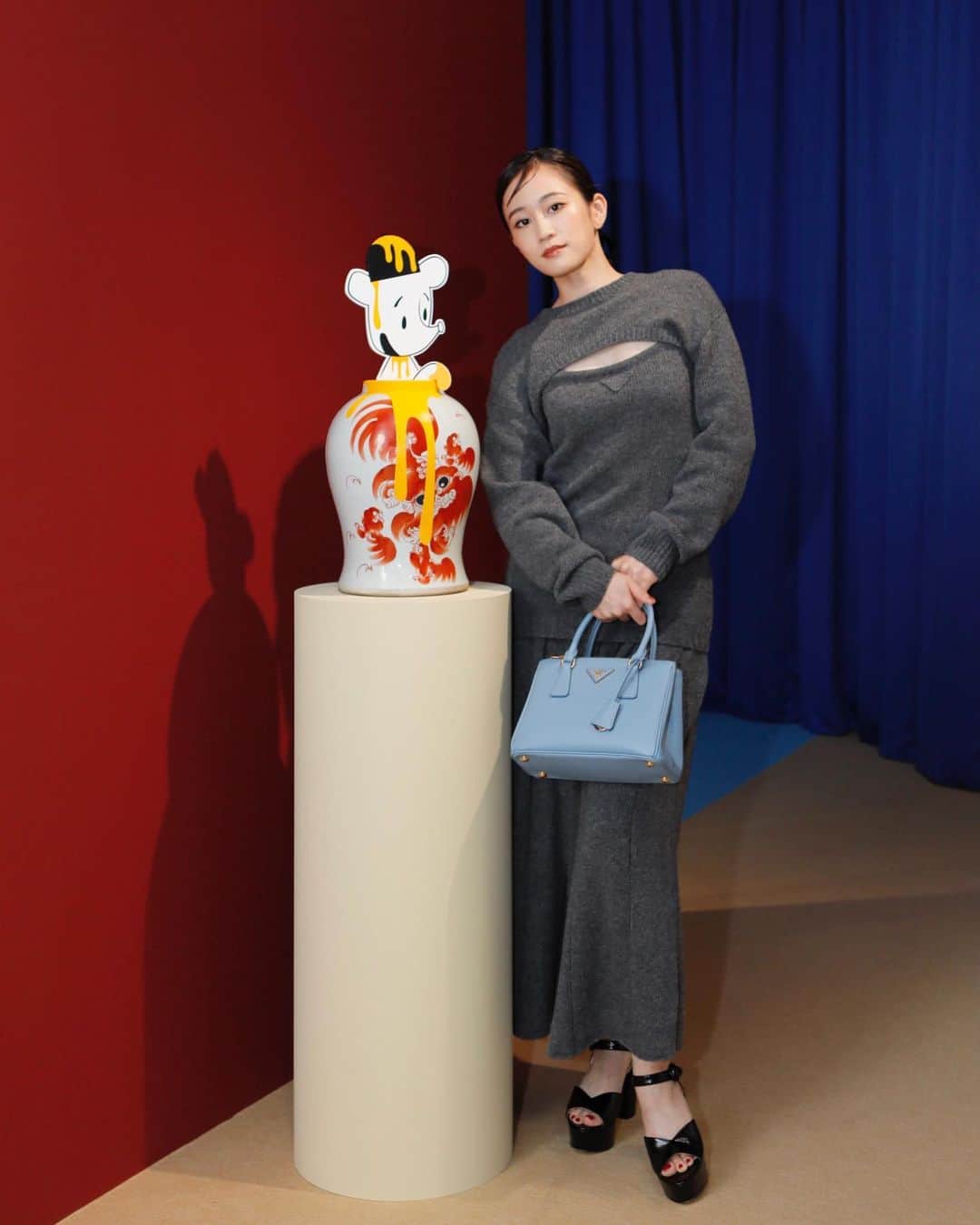 前田敦子さんのインスタグラム写真 - (前田敦子Instagram)「. #PRADA サイモン・フジワラ 「Who the Bær」展  自分は何者かWhoはWhoでしかないのか、 Whoが様々な形で体現しているとっても深いメッセージが込められているアートを沢山見る事ができます。 2023年1月30日までプラダ 青山店にて開催中です。 本当に素敵な空間でした。 そしてとにかくWhoちゃん可愛い！  @prada @fondazioneprada #Whothebær」10月14日 10時55分 - atsuko_maeda_official