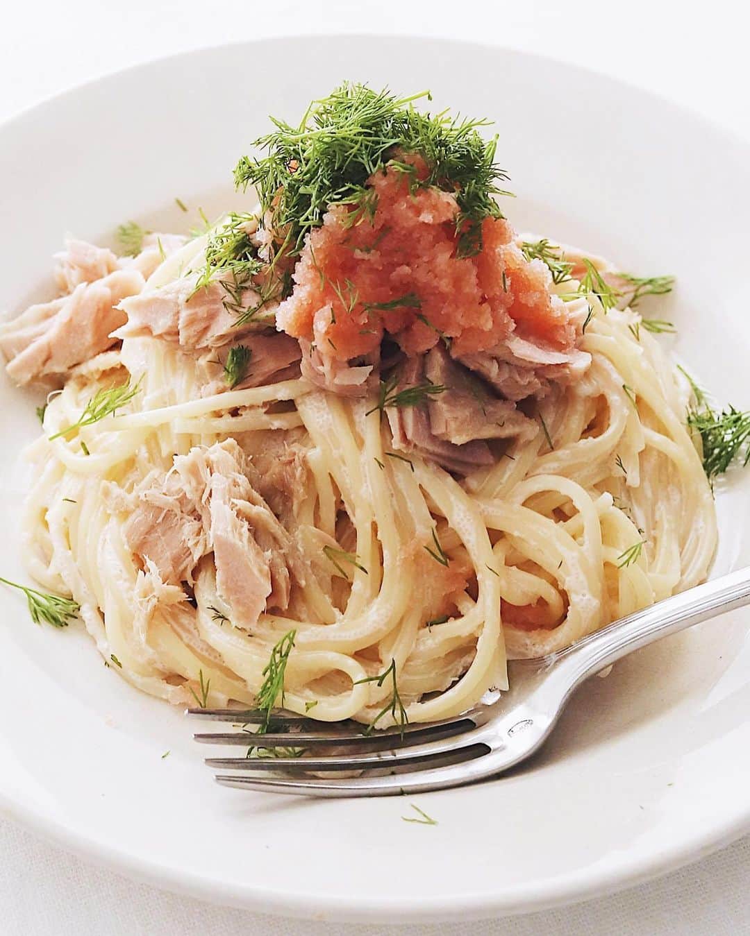 樋口正樹さんのインスタグラム写真 - (樋口正樹Instagram)「Tarako spaghetti 🍝 . お昼は簡単にパスタで たらこスパゲッティー😋  たらこ食堂の粒だちと マスカルポーネを混ぜ リッチなソースを作り、 パスタと和え皿に盛り、 おいしい洋物のツナに さらにたらこをのせて オシャレ草のディルを トッピングしたひと皿。 . たらこ食堂お勧めです。 👉 @taracosyokudo . . . #たらスパ #たらこスパゲッティ #ツナたらこ #たらこパスタ #パスタ部 #たらこ好き #粒だち #たらこ食堂 #ヤマトバイオレッツ #tarakospaghetti #spaghetti #tarako #tarakopasta」10月14日 12時18分 - higuccini