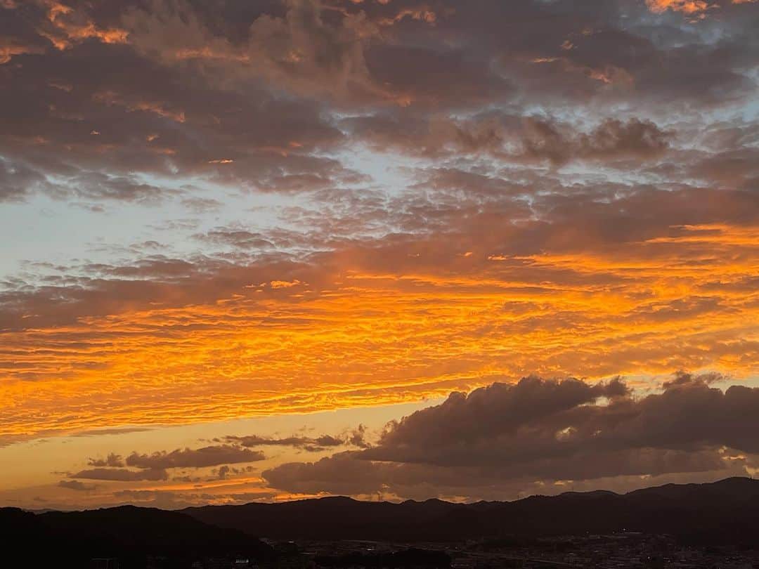 岡峰光舟さんのインスタグラム写真 - (岡峰光舟Instagram)「43歳になりました。 これからもどうぞよろしくお願いします！ 秋の夕陽もまた綺麗ですな🌇 最近のお気に入り達を。 #夕焼け目撃者 #夕景プロジェクト」10月14日 13時40分 - kohshuokamine