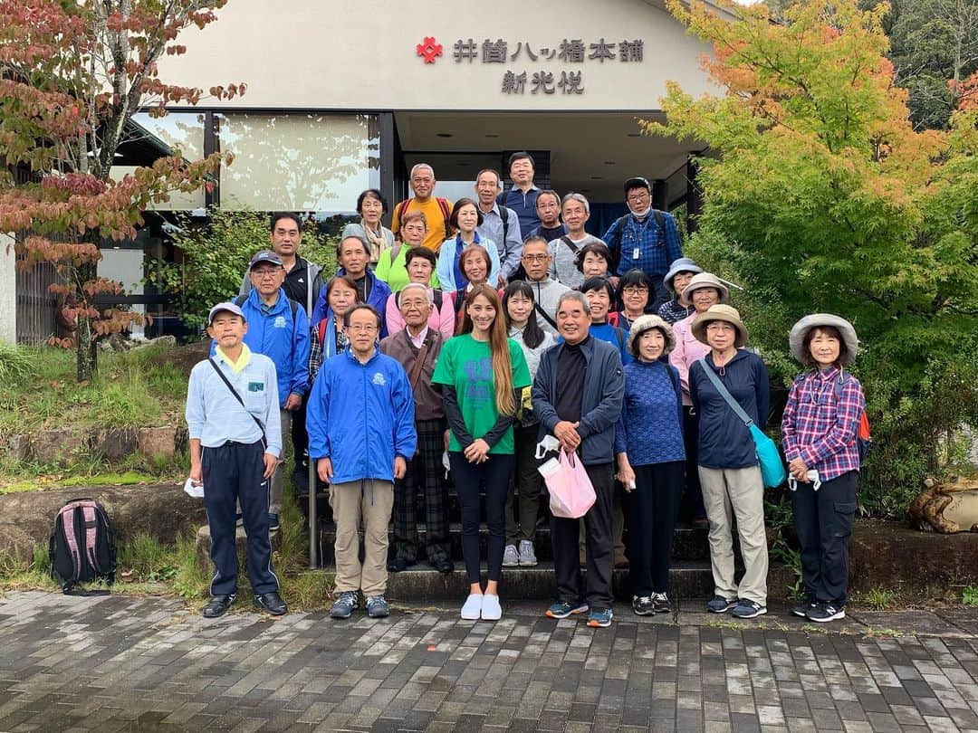 道端カレンさんのインスタグラム写真 - (道端カレンInstagram)「🎌  体育の日🚶🚶‍♀️  体育の日は、京都府南丹市文化観光大使として、そのべ まちなか さわやかウォーキングに参加いたしました。  ウォーキング同好会の皆さまと、園部町の歴史を巡るウォーキングイベントでした。  明治に入り建てられました、日本で最後のお城🏯園部城は、門が残り、中高一貫の学校として今でも使われています。  お城と学校が一緒になっているのは国内で三つだけで、長野の上田市と広島、そして、この京都府立園部高等学校だそうです。  園部高校のすぐ近くにある文化博物館では、古墳の展示がされておりました。 発掘から今年で50年だそうです。  次に向かいましたのは、八幡宮。お参りし、最終目的地、井筒八ツ橋さんへ工場見学🏭に行ってきました♫  私、八ツ橋が本当に好きなんで、このスケジュールでびっくりしました！笑  @izutsu_yatsuhashi  #京都府立園部高等学校  #園部城  #文化博物館 #南丹市文化観光大使」10月14日 13時46分 - karenmichibata