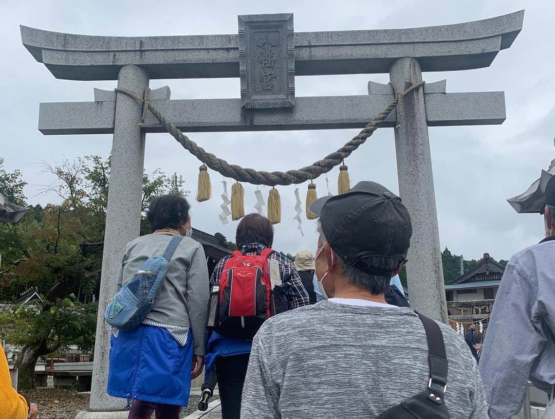 道端カレンさんのインスタグラム写真 - (道端カレンInstagram)「🎌  体育の日🚶🚶‍♀️  体育の日は、京都府南丹市文化観光大使として、そのべ まちなか さわやかウォーキングに参加いたしました。  ウォーキング同好会の皆さまと、園部町の歴史を巡るウォーキングイベントでした。  明治に入り建てられました、日本で最後のお城🏯園部城は、門が残り、中高一貫の学校として今でも使われています。  お城と学校が一緒になっているのは国内で三つだけで、長野の上田市と広島、そして、この京都府立園部高等学校だそうです。  園部高校のすぐ近くにある文化博物館では、古墳の展示がされておりました。 発掘から今年で50年だそうです。  次に向かいましたのは、八幡宮。お参りし、最終目的地、井筒八ツ橋さんへ工場見学🏭に行ってきました♫  私、八ツ橋が本当に好きなんで、このスケジュールでびっくりしました！笑  @izutsu_yatsuhashi  #京都府立園部高等学校  #園部城  #文化博物館 #南丹市文化観光大使」10月14日 13時46分 - karenmichibata