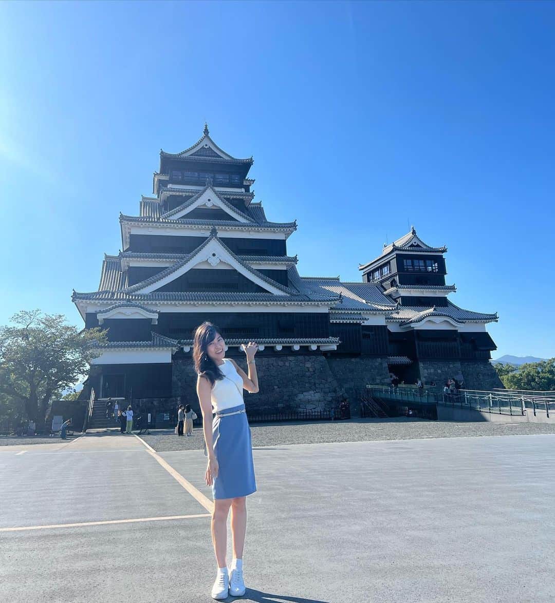 竹内里奈さんのインスタグラム写真 - (竹内里奈Instagram)「🏯熊本へ4〜5年ぶりに‥ 復興した熊本城をこの目でようやく見られて感激でした🥹 ・ そして、南阿蘇へ🌾 初秋の南阿蘇はススキが美しくてやっぱり好きだなぁ♡ ・ 大切な取材先へ‥✨ NHK熊本時代に登山ロケで出会って、特番で生中継もさせていただいた増田さんご家族☺︎ 熊本地震後は仮設住宅へも取材させていただき、復興への取り組みもたくさん取材させていただきました。 ・ 熊本を離れる前の最後の特集で、 大好きな南阿蘇に大切なお店マルデンを再建すると、夢を語って下さっていたのですが、その夢を実現され‥！ お店を訪れた時は思わずウルウルしちゃいました🥹 ・ お店の雰囲気もお料理のお味も最高で、極上の癒しの時間でした♡ ・ ・ ・ ・ ・ ・ #熊本城 #南阿蘇 #minamiaso #マルデン #nhk熊本 #アナウンサー」10月14日 15時52分 - rina.takeuch