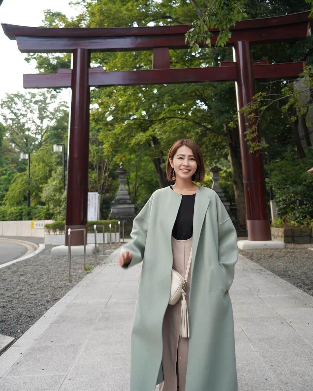 坂元美香さんのインスタグラム写真 - (坂元美香Instagram)「前を通るたびに思うんだけど 東郷神社の鳥居の色が モダンでとっても素敵なのよね⛩ あぁ今日もお天気どんより。  ちなみにこのコートの色も素敵なのよね。 挑戦してみて良かったカラー。 くすみ系グリーン。 @tonal_official のです。  ショルダーバッグは 最近おそろいのフォロワーさん続出の @toffandloadstone です。 好きすぎて写真のとき毎回これだよね😅  #東郷神社 #原宿 #TONAL #トーナル」10月14日 16時01分 - mika_saka