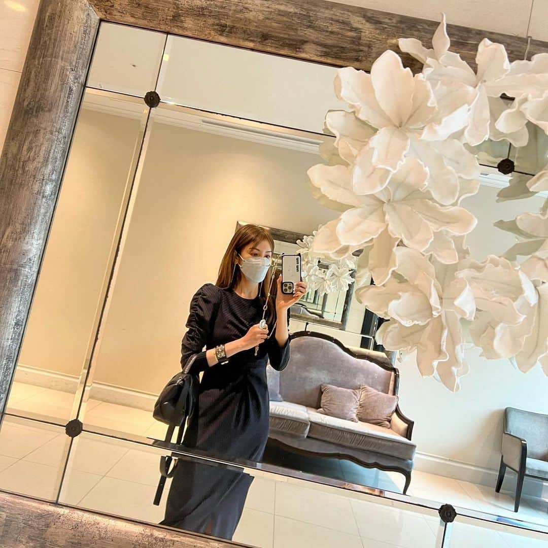 美香さんのインスタグラム写真 - (美香Instagram)「ピンストライプのメンズっぽさと立体的な女っぽいデザインとの甘辛バランスが大好物すぎる。 似合ってるって褒められた🙈 うれしい。  ワンピは　@fray_id です。」10月14日 17時46分 - mikaofficial99