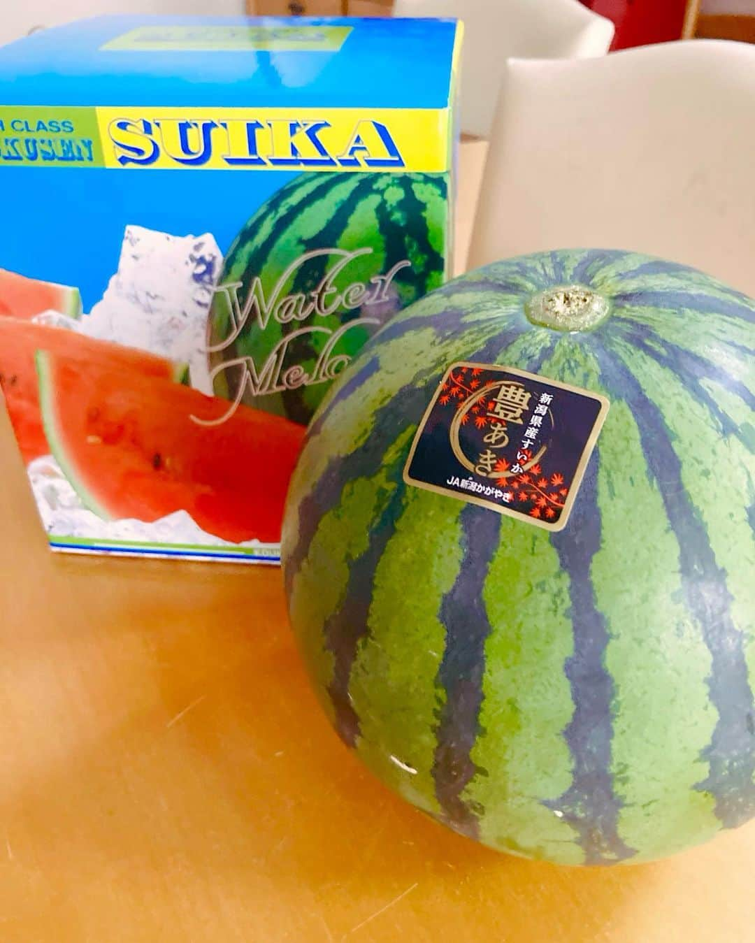 石塚かおりさんのインスタグラム写真 - (石塚かおりInstagram)「#スイカ#秋 なのに…  今週は毎朝スイカ🍉 10月に、なんて贅沢な！  ゴルフコンペの賞品でした。 あまりに嬉しくて、毎朝切って、みんなに振る舞うという笑  ごきげんアワーの近藤アナ、こんちゃんも喜んでくれていました。  諦めていた夏が戻ってきた！  いや、すっかり朝は冬の予感ですが…  今週も朝を一緒にありがとうございました。  #haveaniceweekend  #ゴルフコンペ 賞品 #やっぱり夏が好き でも#食欲の秋 もまた良し #スイカ好きと繋がりたい #ゴルフ好きと繋がりたい #zozoチャンピオンシップ#松山英樹  #石塚かおりのbrandnewday #ブラニュー #ヴァイナル という言葉を知った日 #レコード #粟ケ岳 が見えることを知った日 #新潟放送#アナウンサー #石塚かおり」10月14日 19時19分 - kaori_ishizuka413