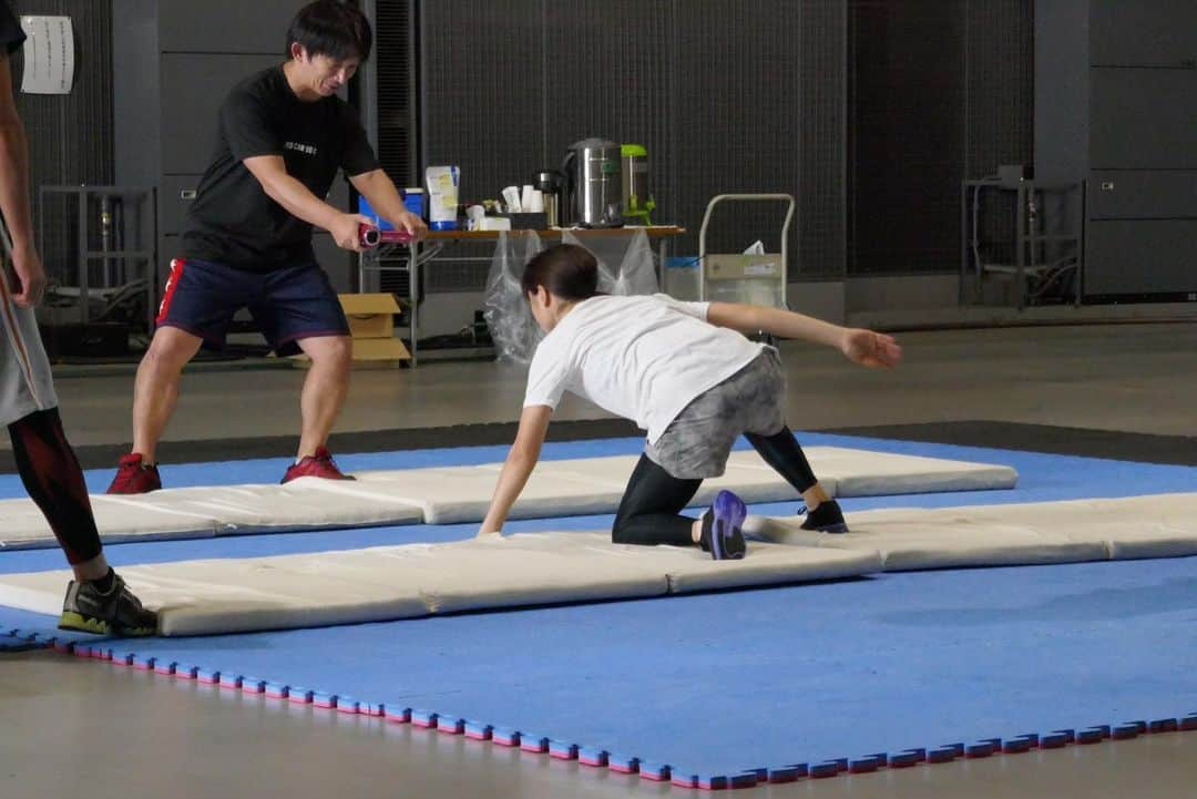 土屋太鳳さんのインスタグラム写真 - (土屋太鳳Instagram)「こんばんは⭐ 東京は曇り空が続いているからか、 少し肌寒さが定着してきた感じです🎃 気温差やお天気の変化は安定したけれど そのぶん冷えが身体に入り込んでしまうスタートにも…💦 日々の生活の中で 身体を温めるよう心掛けてみてくださいね🙏 . 私は引き続きある世界の中にいますが 心や身体が凍え切るような時間の中でも 熱い思いを共有する現場を生きてます。 あと少し、時々 元気かな？と心を寄せていただけたら嬉しいです🙏✨✨ . そういえば、こんな秋の空気の中で 映画『 #るろうに剣心 』シリーズは撮影されたなぁ… クリスマスにも 地方の撮影現場にいた記憶があります🤔 孤独で辛いクリスマスだったけれど、 でも、そのクリスマスも 剣心たちのように名前の記録が残っていない 本当に数多くの人たちが 未来が見えないような状況の中でも 新しい未来を切り開こうとして あがいた年月があったから 日本にやってきた行事なんだな、と思うと… 胸に迫るものがあるクリスマスとなりました。 . 操と一緒に必死に生きることで その人たちと時代への祈りが 少しでも届くことを願って演じたので、 今日もテレビを通して その思いを受け止めていただけたら嬉しいです。 . そして このインスタとブログには 今日から今際の国のアリスまで アクションのお話を時々載せたいと思います💡 . どちらの作品も アクションが大きな役割を占めていますが、 私の関わり方や環境、 そして 乗り越えなければならなかった課題は 全く違っていました。 でも、 どちらにも共通することは、 #アクション部 さんは本当に素晴らしい、ということ…！！！ . 「アクション部」と 言葉ではよく見聞きするとは思いますが、 具体的に何をするのか？ということは あまり知られていないのではないかと思います。 それはどこかアクション部が 縁の下の力持ち的な存在のように 感じられているからなのかなと思っていて、 だからこそ 「スタント」や「ボディダブル」といった役割も あまり知られていないのではないかと思うので、 今日から今際の配信まで2ヶ月ほどですが、 毎日ではなく少しずつにはなるけれど その素晴らしい役割への感謝を込めて 載せていけたらと思っています🙏✨✨✨ . まず今日は・・・ よく私はここでもアクションについて 「一歩一歩教えていただいた」と書きますが、 その「一歩」は、本当にこの状態から。 谷垣さんの指導には 「絶対に怪我をさせない」という気合が存在していて、 そのかわり、基礎に時間が重ねられました。 . まるで赤ちゃんが 寝がえりを打つ状態からハイハイをして歩くまで 周りの大人があたたかく見守る時のように、 アクション部の方々が専門職ではない私を 注意深く見守ってくださっているのが 写真からも伝わると思います☺️🙏✨  . 特に、今日から載せる写真や動画の中で 谷垣さんと同じように 私のそばで見守ってくださったり 教えて下さったりしている女性がいるのが 分かると思います💕 . そのかたが、 #伊澤彩織 さん。 スタントマンであり、 るろ剣のアクション部チームとして 一緒に操を創りあげてくださった 大切な大切な、本当に大切な恩人です🙏🙏🙏 すごく素敵なかたなので、 お名前と共に、教えて下さる姿や 見守って下さる姿を伝えていけたらと思います😌🙏✨ . ⚔️#るろうに剣心 最終章 The Final⚔️放送まで あとちょっと！！！ #日本テレビ 系列 「 #金曜ロードショー 」にて、 今夜10月14日の21時より地上波初放送となります！ . 本編ノーカットで、放送時間は23時44分まで🕰 日付が変わる直前まで、 ぜひ楽しんでいただきたいでござる☺️✨✨」10月14日 20時17分 - taotsuchiya_official