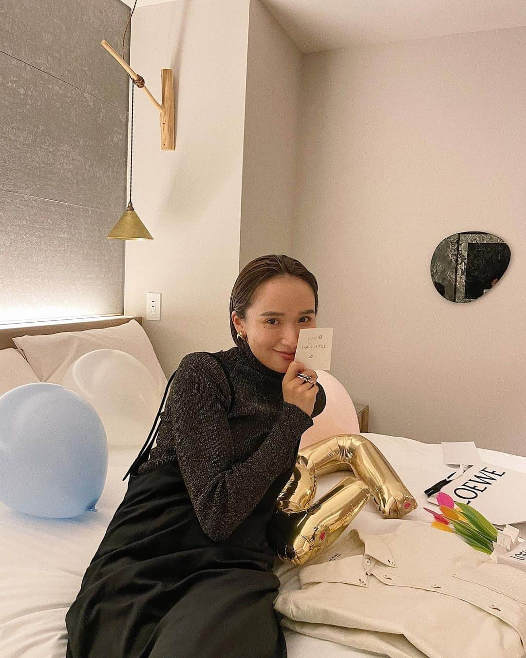 上杉圭哉さんのインスタグラム写真 - (上杉圭哉Instagram)「誕生日プレゼント🎁 ほんまにめちゃくちゃ可愛いシャツとカードケースくれた🥺 どタイプすぎるプレゼントありがとう😭 サプライズいつも気付くタイプやけど、今回はほんまにやられた。。、  こんな最高な奥さんが隣にいてくれて幸せものです。。 ほんまにいろいろ考えてくれてありがとう😢  #サプライズ#やられました #誕生日」10月14日 20時57分 - keiya_uesugi