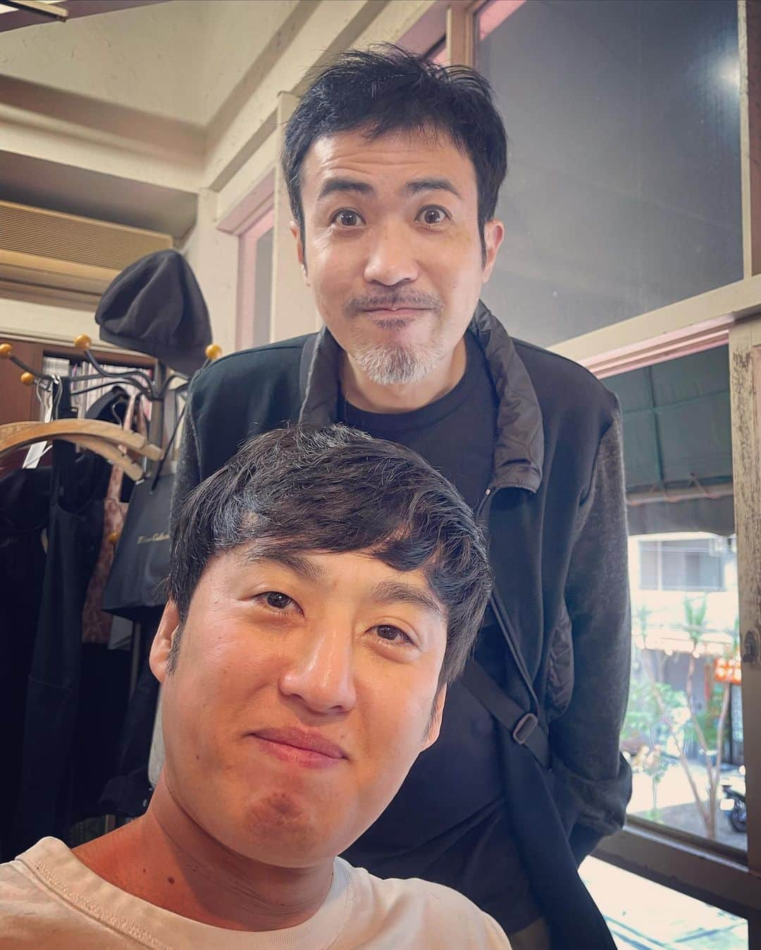 杉本知香さんのインスタグラム写真 - (杉本知香Instagram)「みんな久々ばったり会う感じで 話が終わらず止まらない💦 あー楽しかったー🤣  #中目黒美容室#珍しい2ショット #ロバート山本#ロバート#山本博 #セブンbyセブン享奈緒 #セブンbyセブン 元#ギンナナ菊池 #ギンナナ #天津向#天津#向清太朗 #オタク界のカリスマ」10月14日 21時02分 - sugimotoc