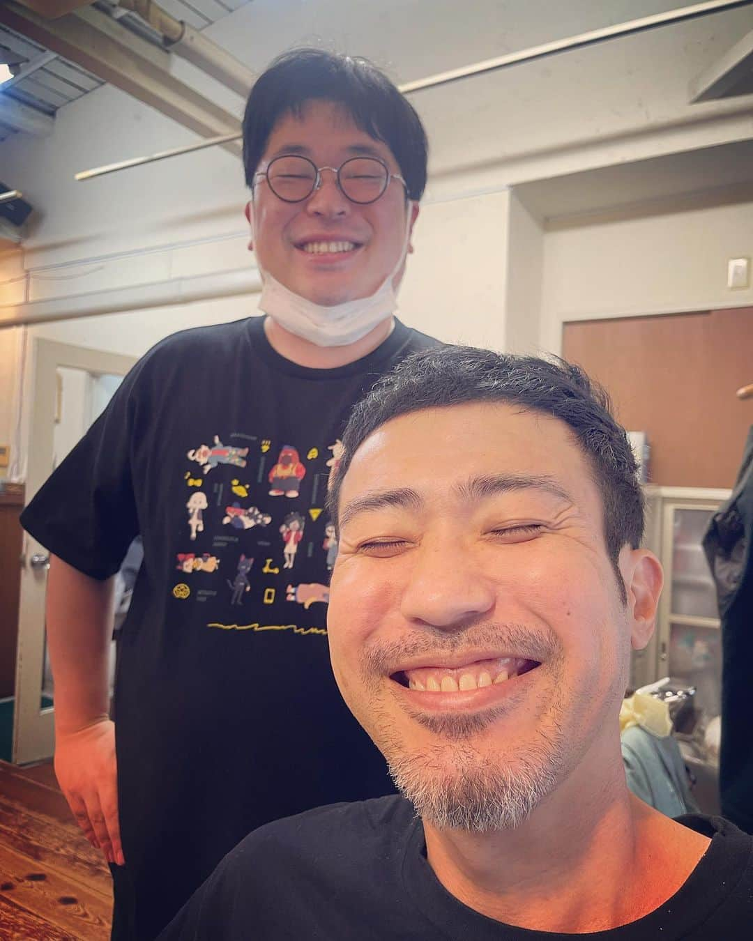 杉本知香さんのインスタグラム写真 - (杉本知香Instagram)「みんな久々ばったり会う感じで 話が終わらず止まらない💦 あー楽しかったー🤣  #中目黒美容室#珍しい2ショット #ロバート山本#ロバート#山本博 #セブンbyセブン享奈緒 #セブンbyセブン 元#ギンナナ菊池 #ギンナナ #天津向#天津#向清太朗 #オタク界のカリスマ」10月14日 21時02分 - sugimotoc