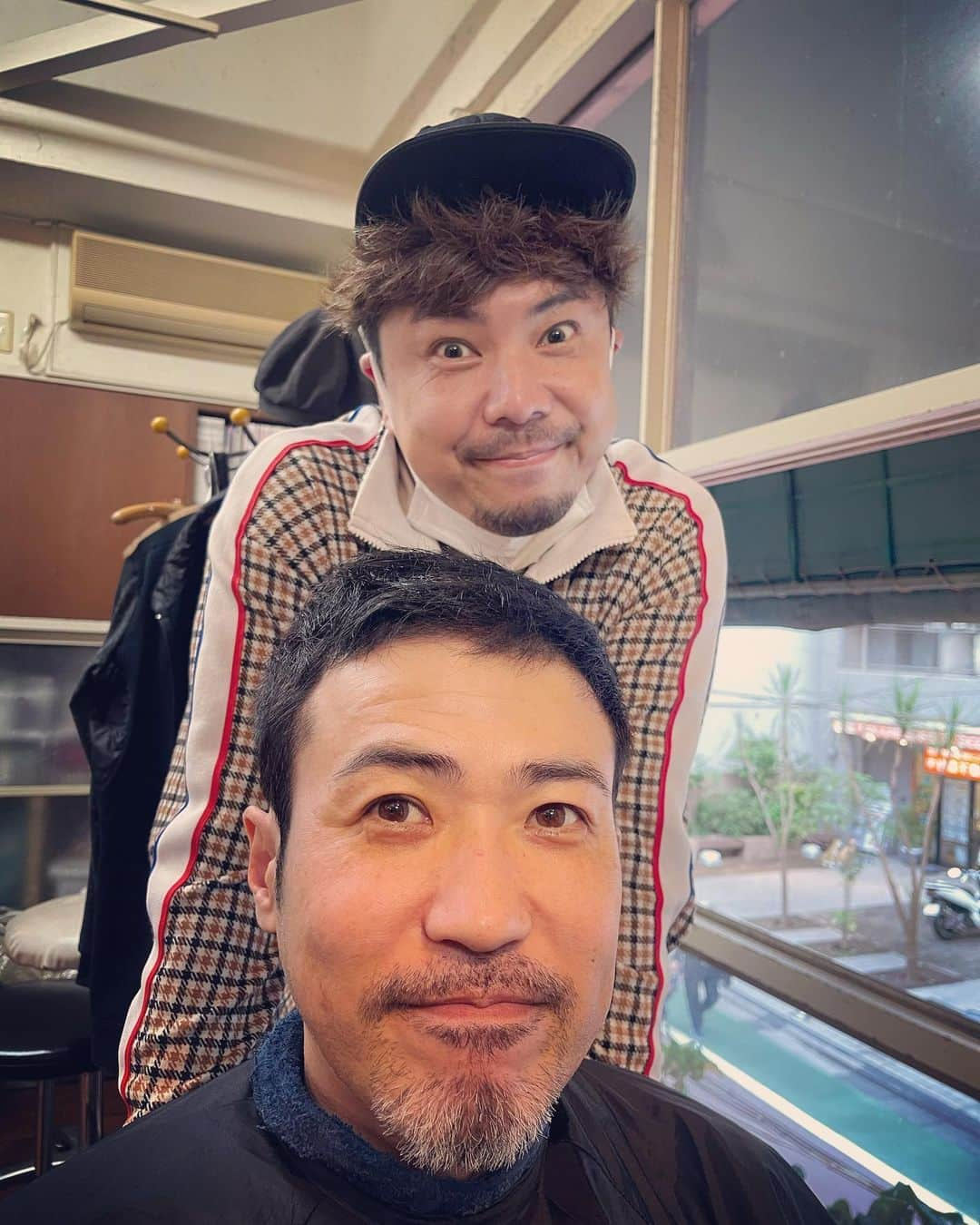 杉本知香さんのインスタグラム写真 - (杉本知香Instagram)「みんな久々ばったり会う感じで 話が終わらず止まらない💦 あー楽しかったー🤣  #中目黒美容室#珍しい2ショット #ロバート山本#ロバート#山本博 #セブンbyセブン享奈緒 #セブンbyセブン 元#ギンナナ菊池 #ギンナナ #天津向#天津#向清太朗 #オタク界のカリスマ」10月14日 21時02分 - sugimotoc