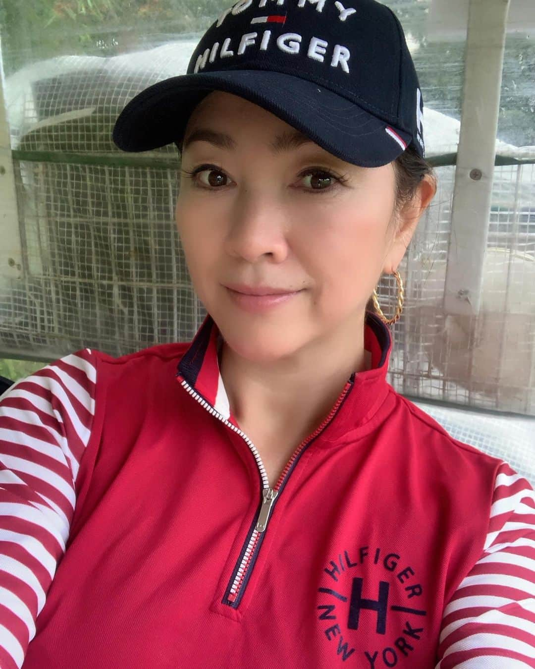 田中悦子さんのインスタグラム写真 - (田中悦子Instagram)「昨日のゴルフコンペ⛳️に モデルのゆっこちゃん @yukkomatsuda  が参加してくれました❣️ 10組40人という大きいコンペでしたが、 ゆっこちゃんが現れると オーラがありすぎて おじさん達の目が😍になってました🤣👍 綺麗な友達をもって鼻が高くなった私です😘  さて、昨日は朝めちゃめちゃ雨が降ってて☂️ どうなっちゃうのだろうと心配でしたがスタートする頃には小降りになり、すぐやみました👍 私は非常にショットが悪く😂 お恥ずかしいBB賞でしたが 司会の私が言うのも重ねて恥ずかしかったですけど 賞品がとても良かったです🤣👍👍  ゴルフは下手ですけど、 仲間と一緒にまわるのは楽しいし、景色も空気もよくて 楽しいですよね❣️  #ゴルフ #ゴルフコンペ #栃木県岩舟 #桃里カントリー倶楽部  #とてもいいコース #アラフィフ #トミーフィルガー #トミーフィルガーゴルフ」10月15日 7時39分 - etsuko.reborn25