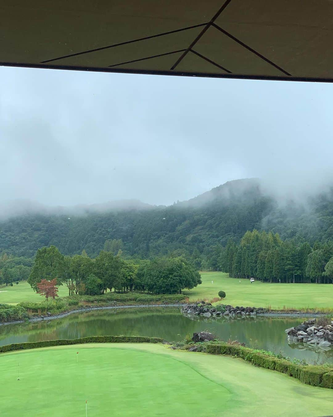 田中悦子さんのインスタグラム写真 - (田中悦子Instagram)「昨日のゴルフコンペ⛳️に モデルのゆっこちゃん @yukkomatsuda  が参加してくれました❣️ 10組40人という大きいコンペでしたが、 ゆっこちゃんが現れると オーラがありすぎて おじさん達の目が😍になってました🤣👍 綺麗な友達をもって鼻が高くなった私です😘  さて、昨日は朝めちゃめちゃ雨が降ってて☂️ どうなっちゃうのだろうと心配でしたがスタートする頃には小降りになり、すぐやみました👍 私は非常にショットが悪く😂 お恥ずかしいBB賞でしたが 司会の私が言うのも重ねて恥ずかしかったですけど 賞品がとても良かったです🤣👍👍  ゴルフは下手ですけど、 仲間と一緒にまわるのは楽しいし、景色も空気もよくて 楽しいですよね❣️  #ゴルフ #ゴルフコンペ #栃木県岩舟 #桃里カントリー倶楽部  #とてもいいコース #アラフィフ #トミーフィルガー #トミーフィルガーゴルフ」10月15日 7時39分 - etsuko.reborn25